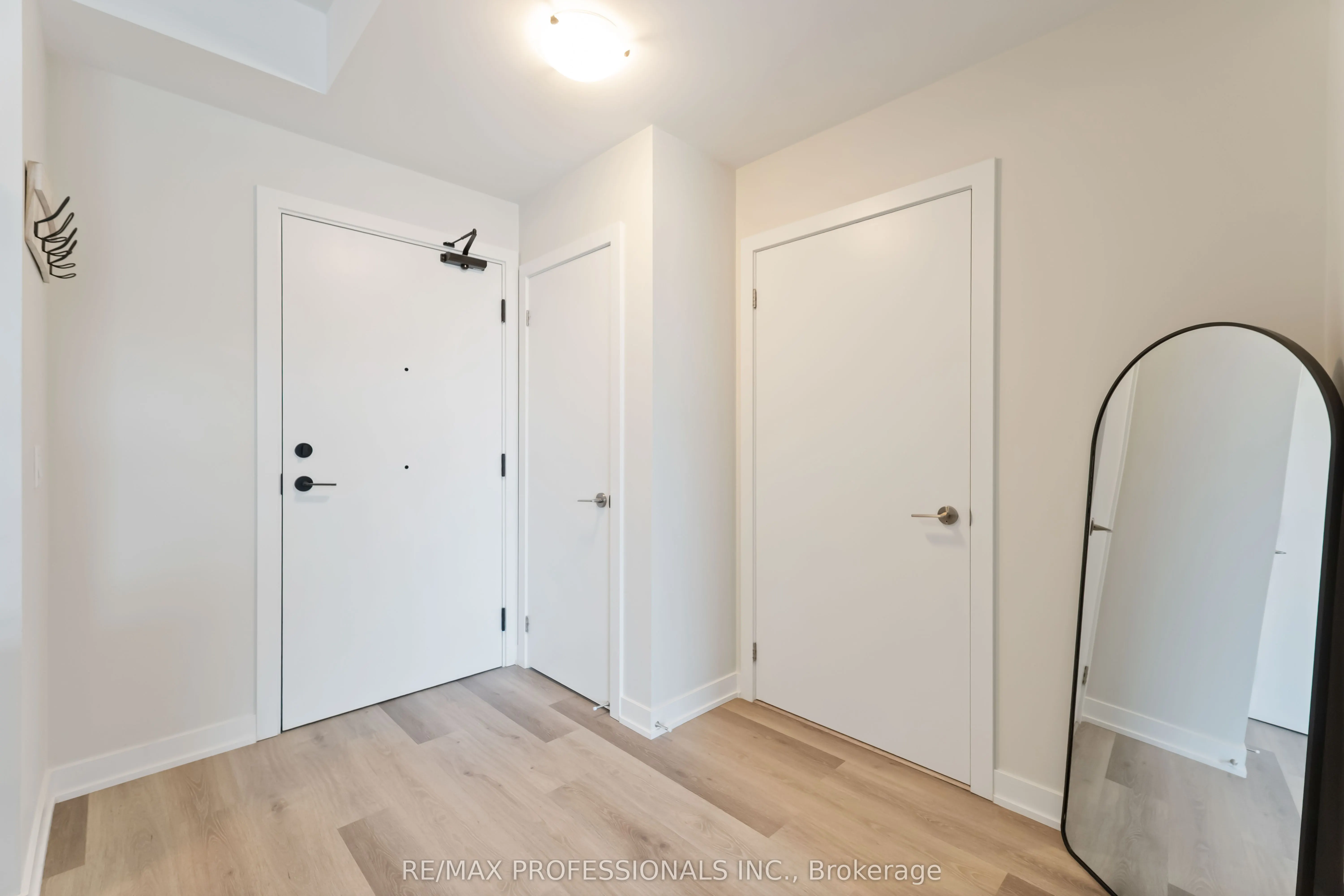 600 North Service Road, #207