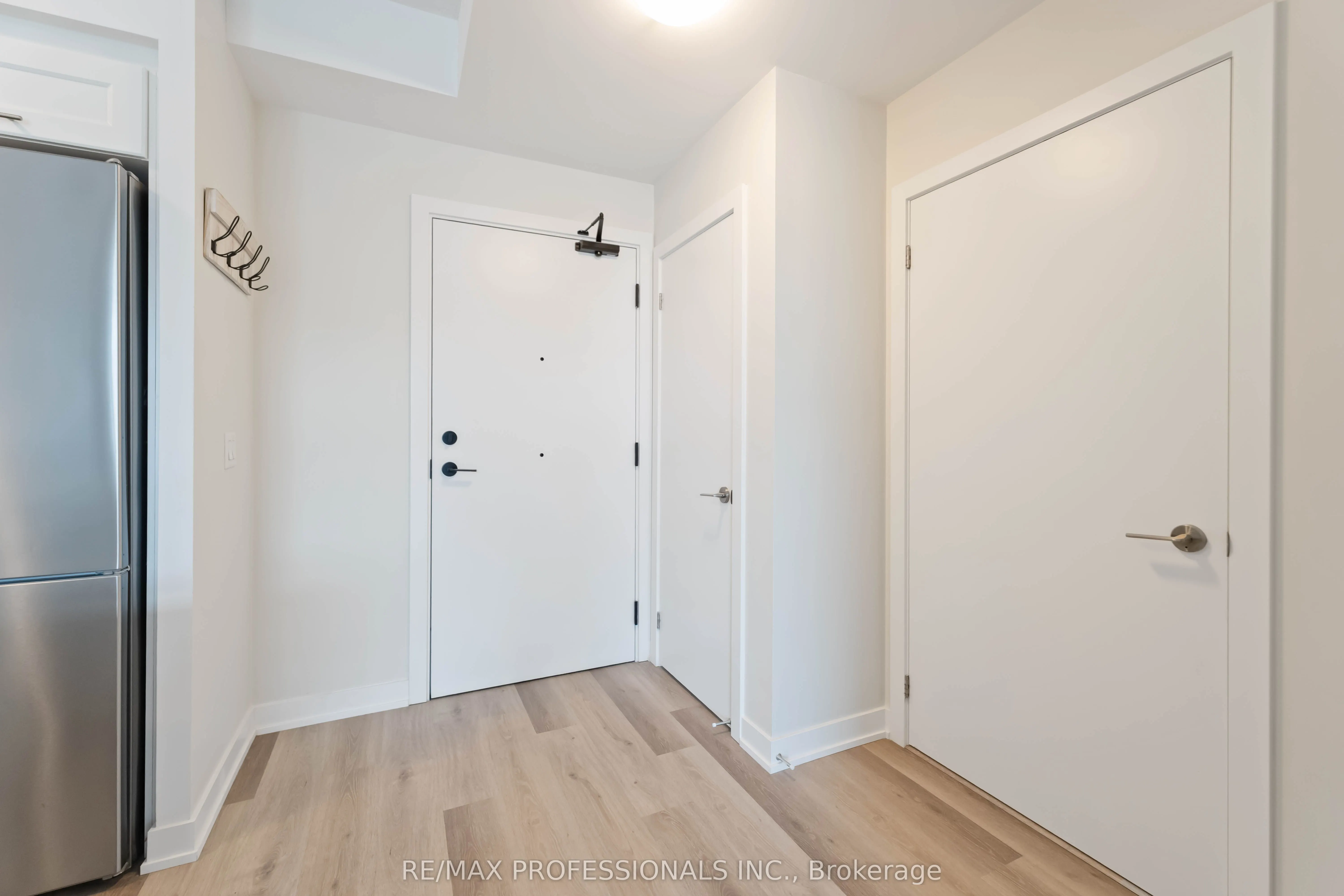 600 North Service Road, #207