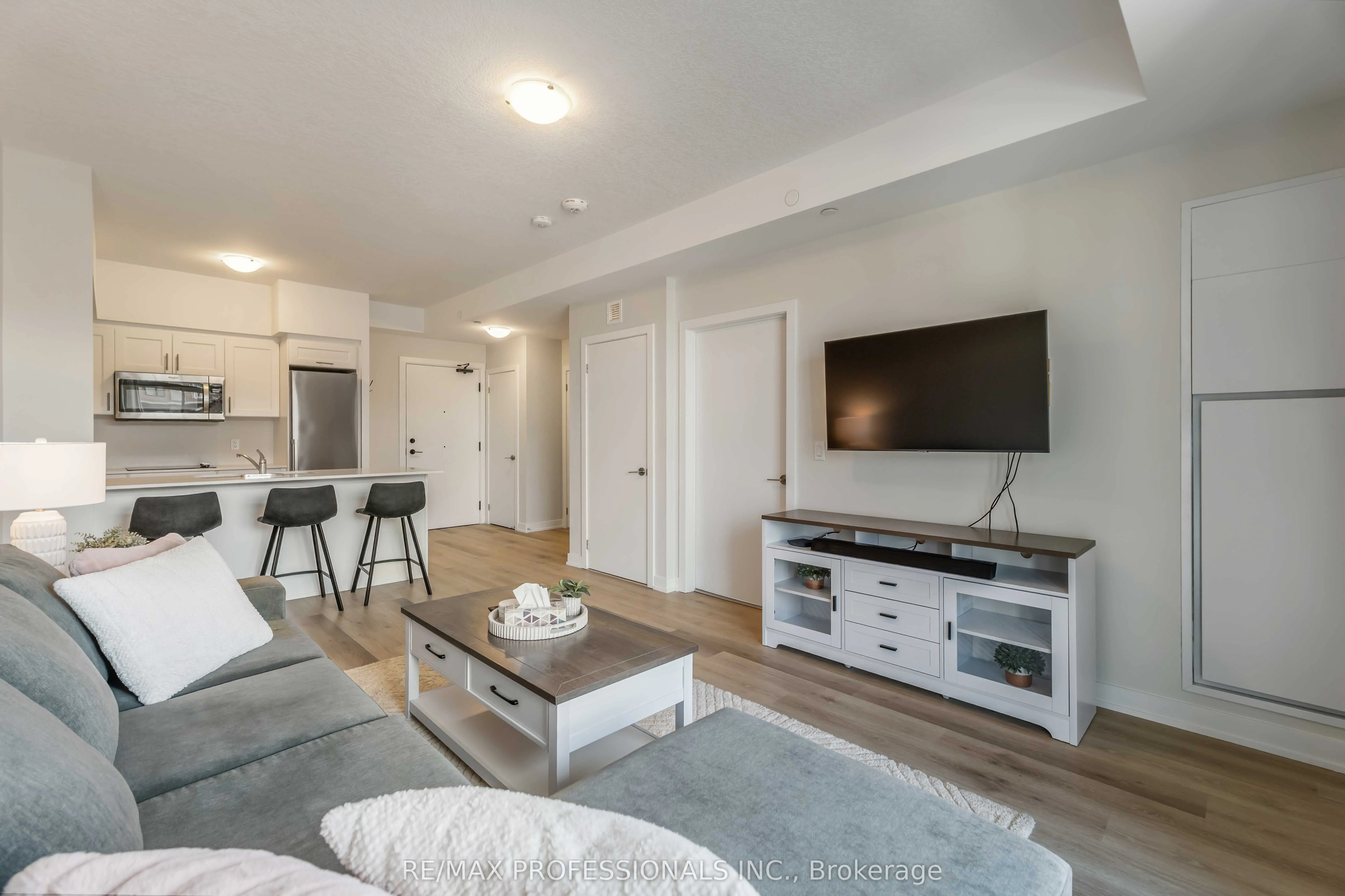 600 North Service Road, #207