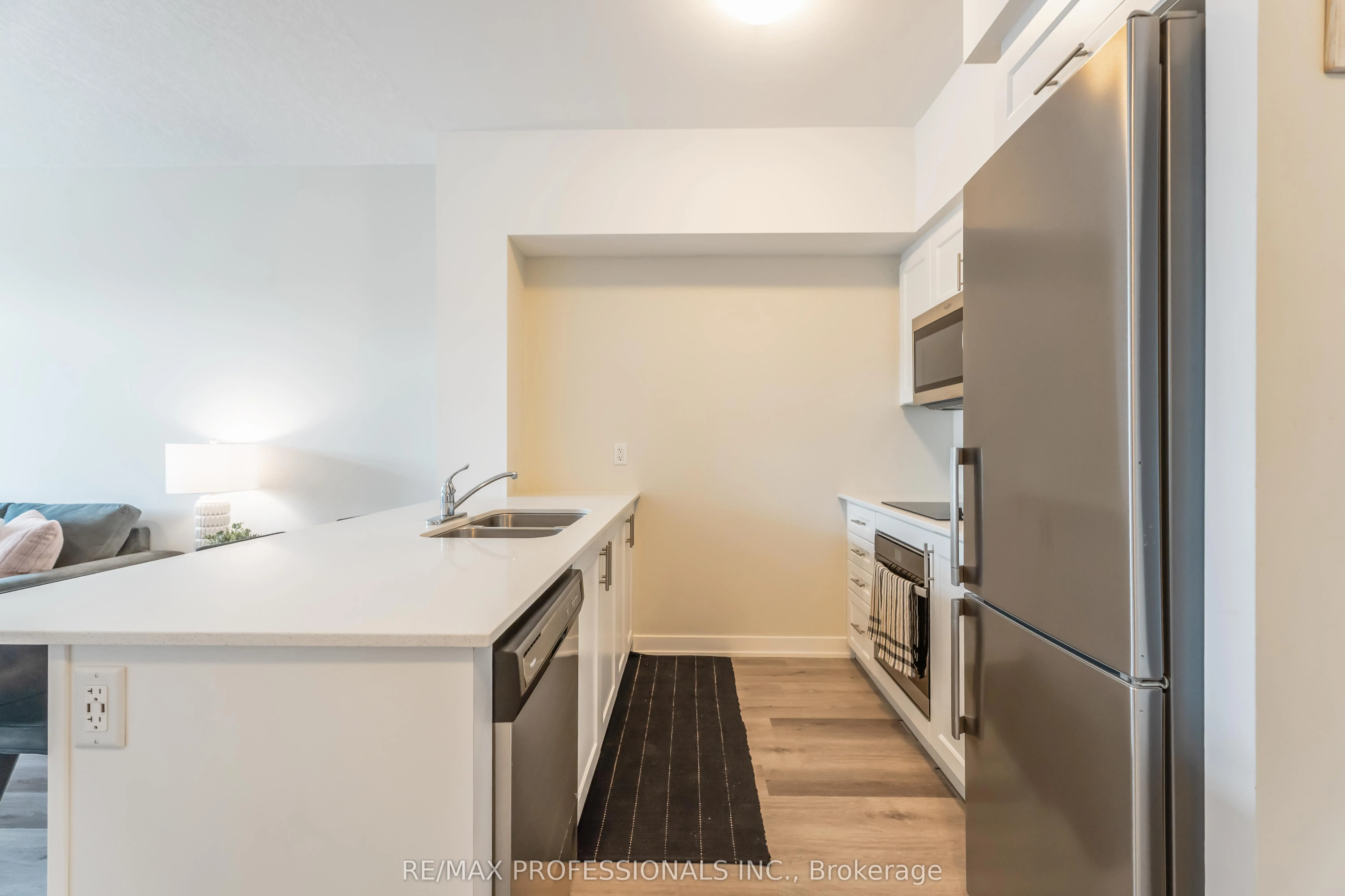 600 North Service Road, #207