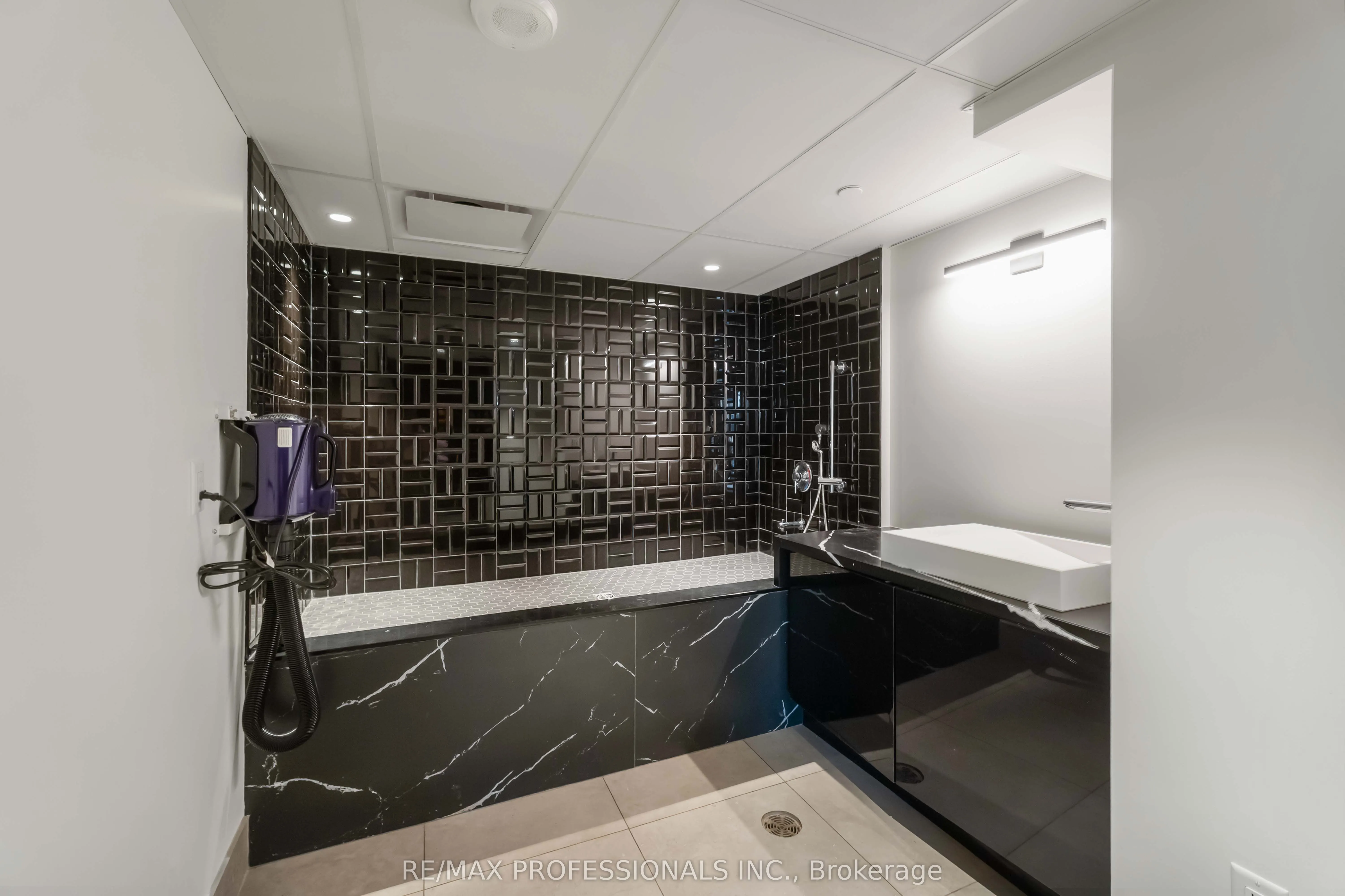 600 North Service Road, #207