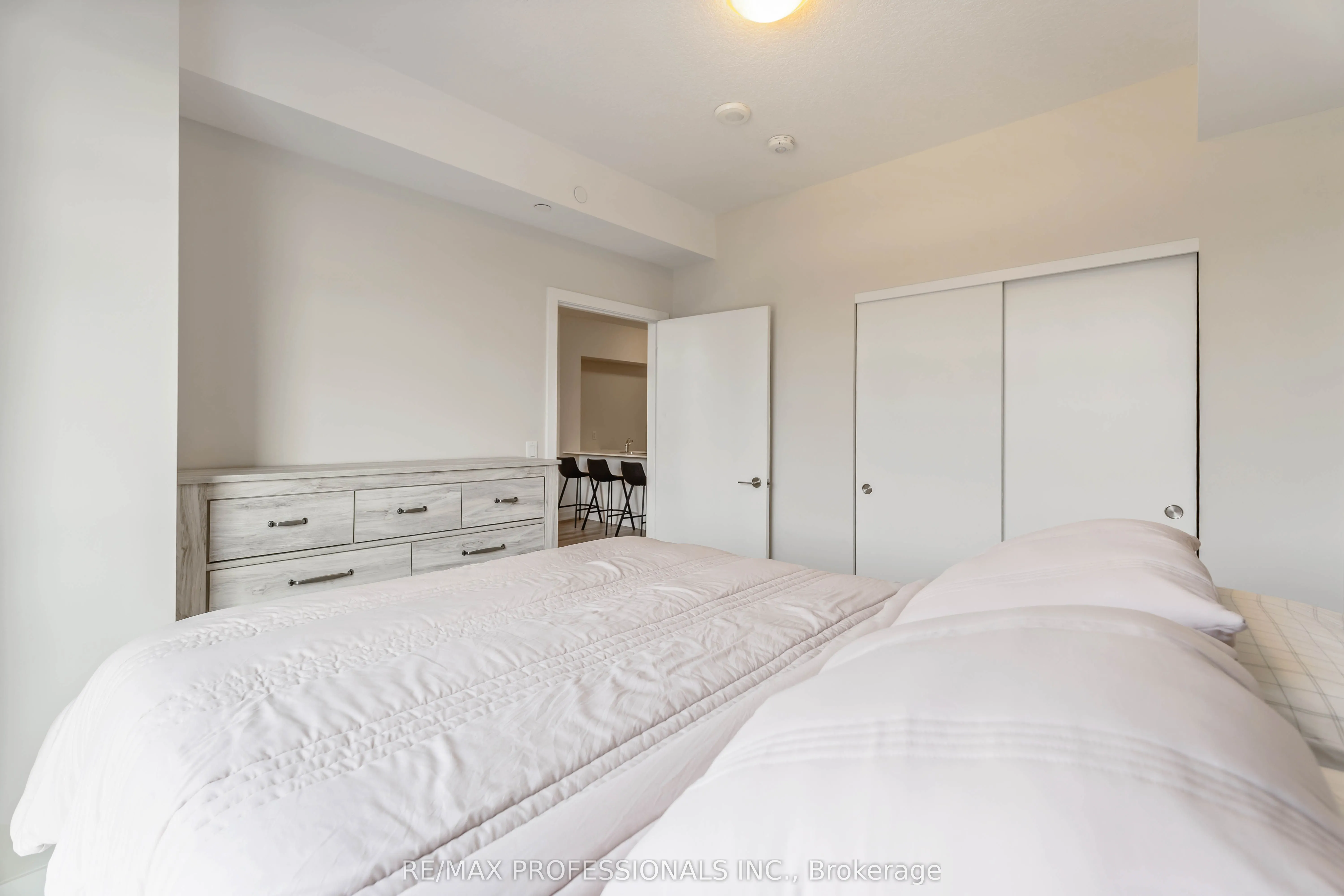 600 North Service Road, #207