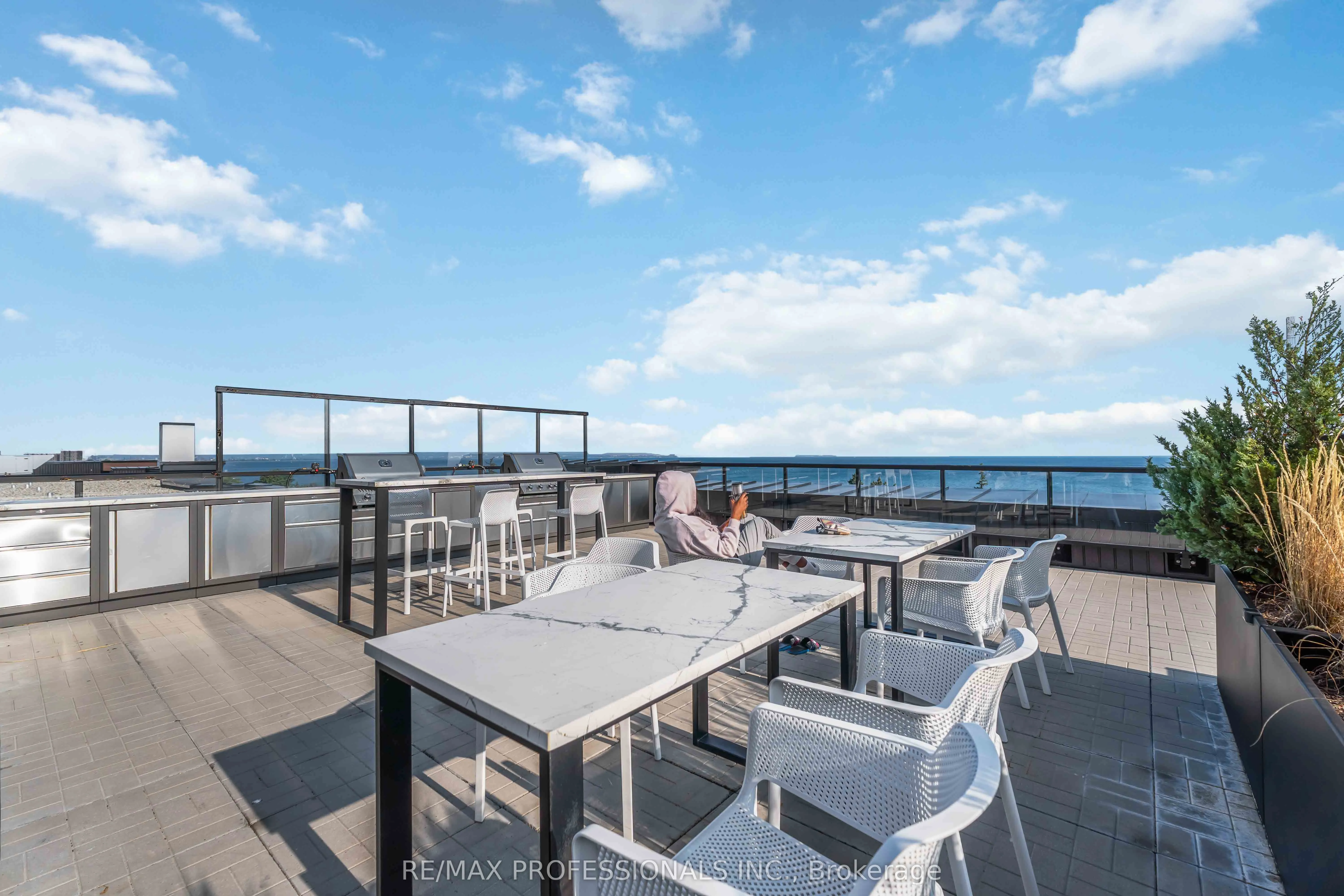 600 North Service Road, #207
