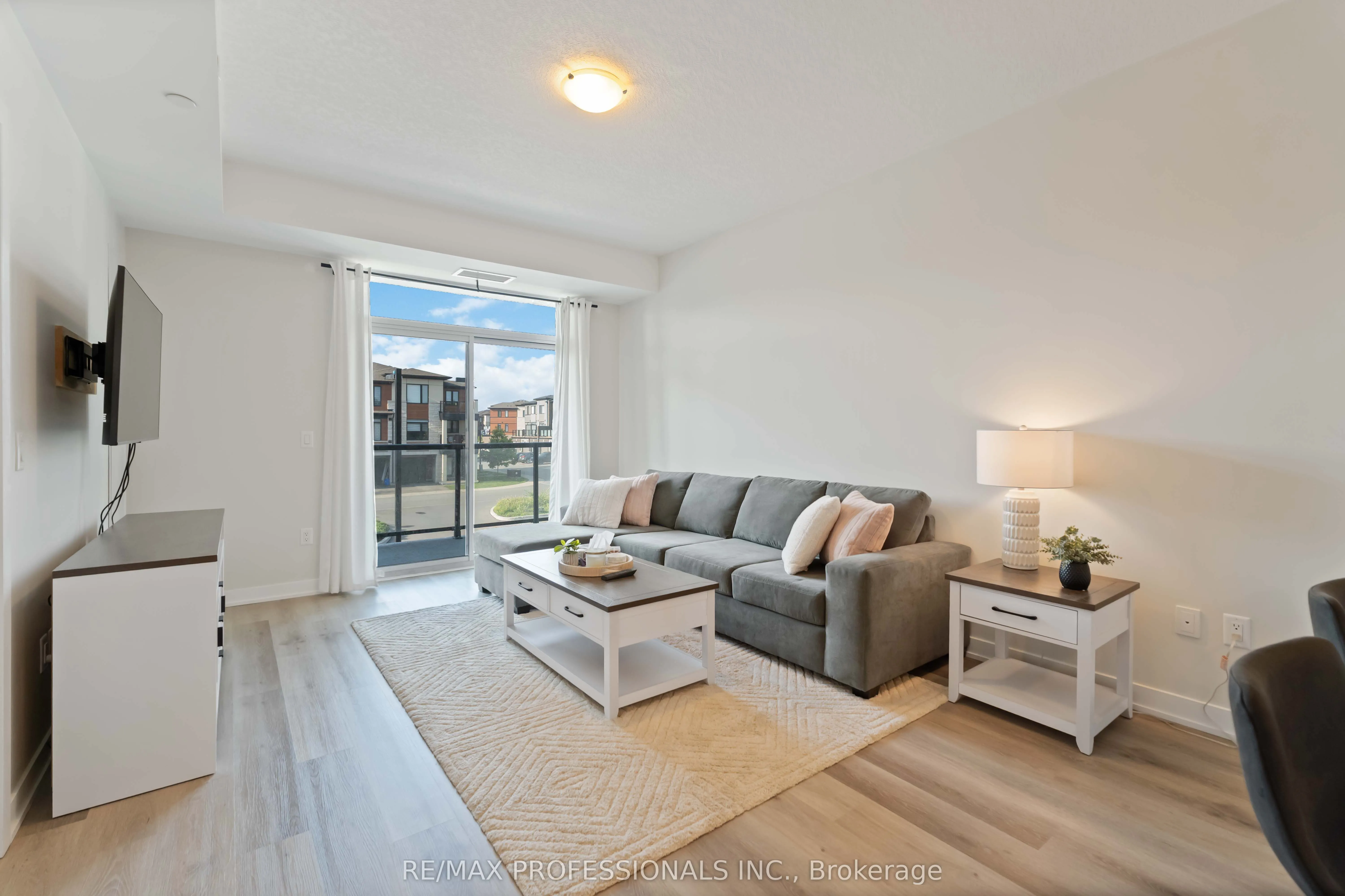600 North Service Road, #207