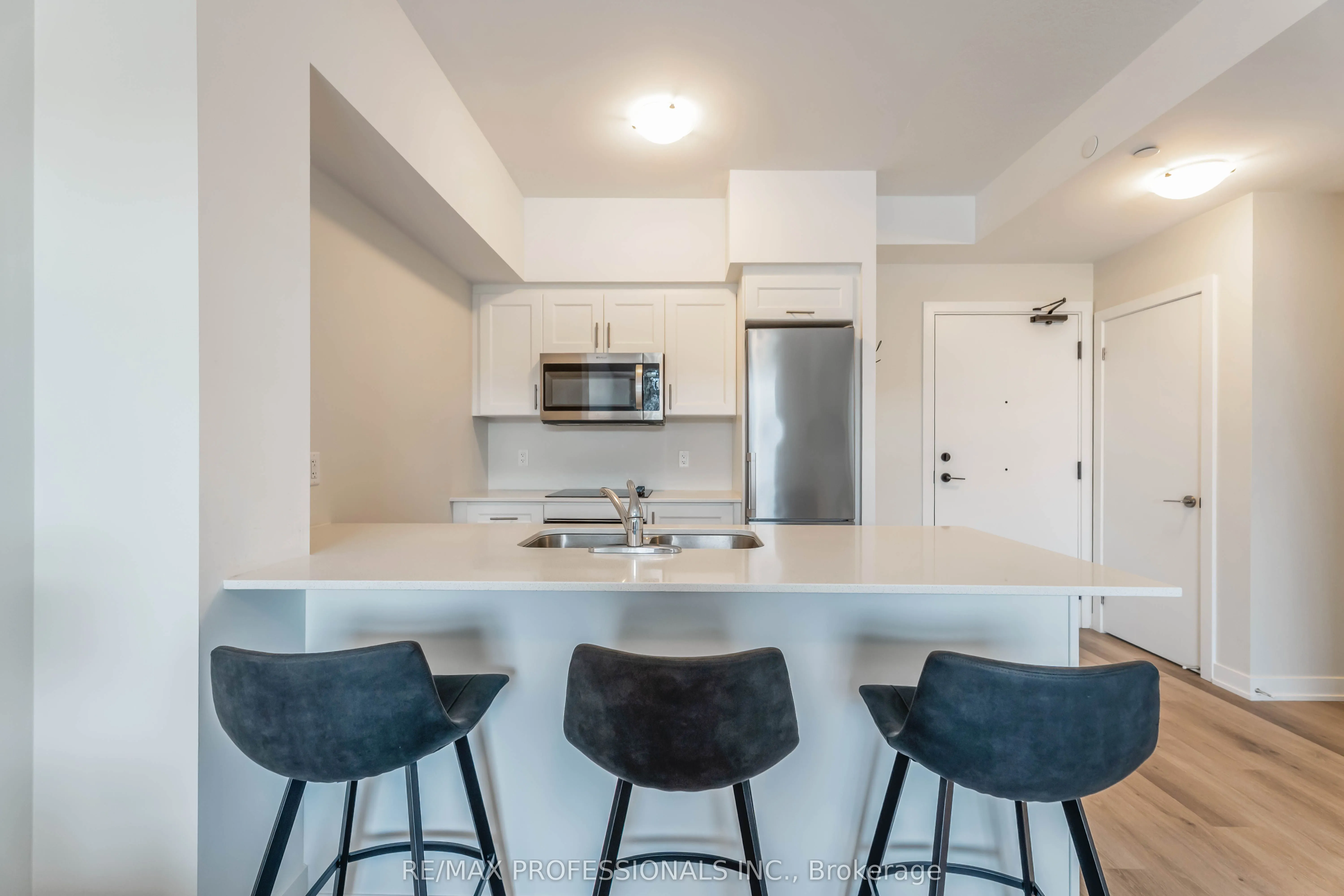 600 North Service Road, #207