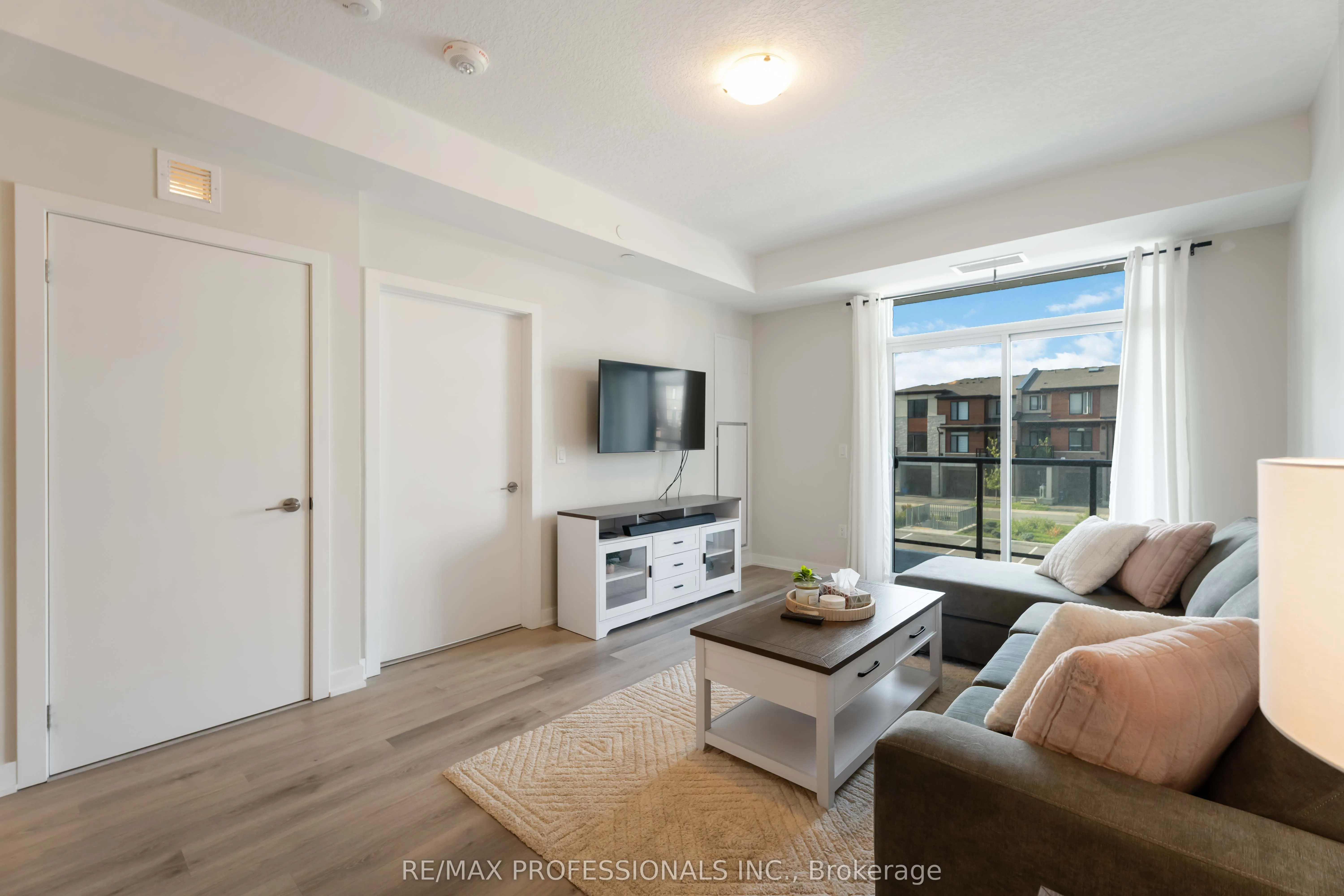 600 North Service Road, #207