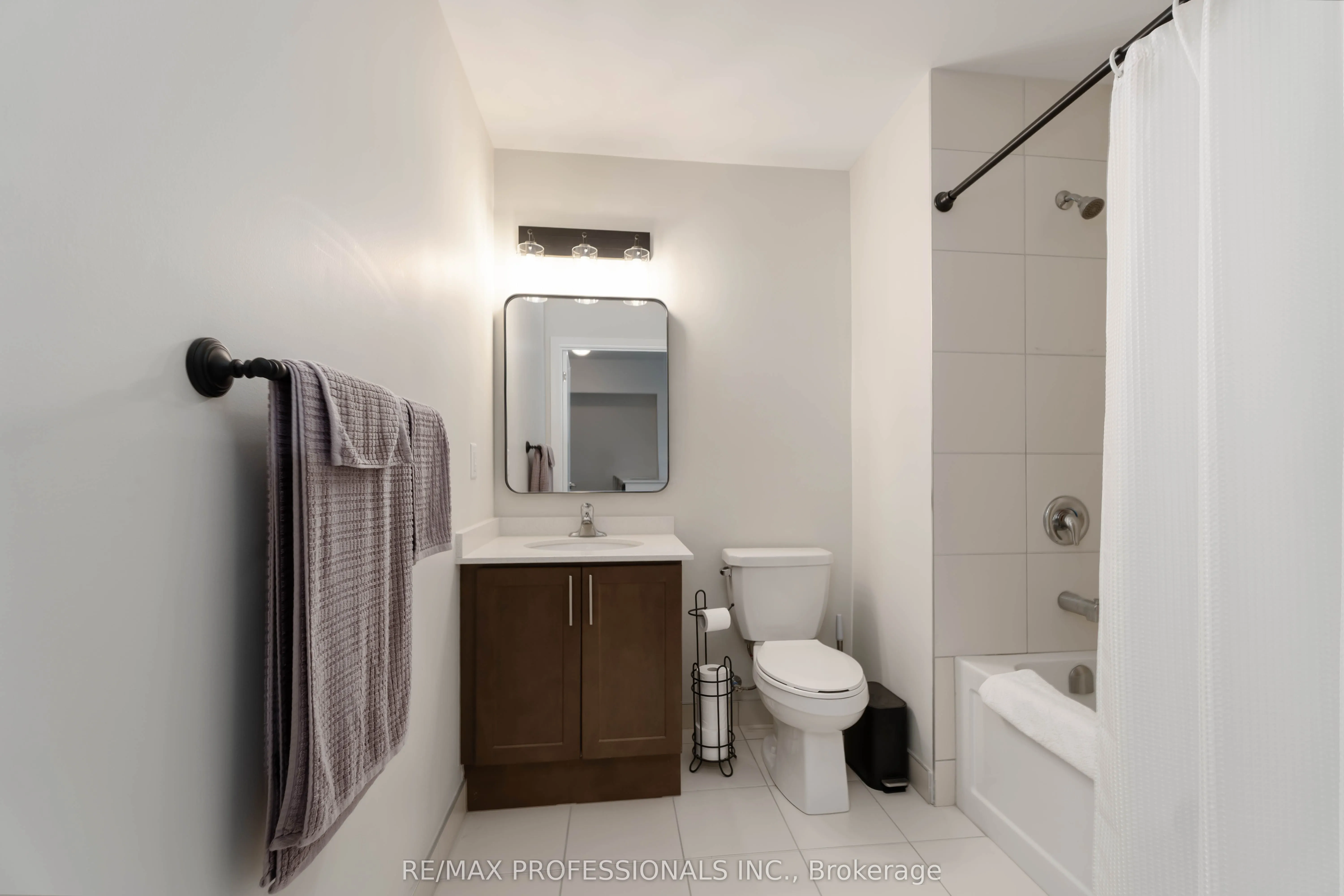 600 North Service Road, #207