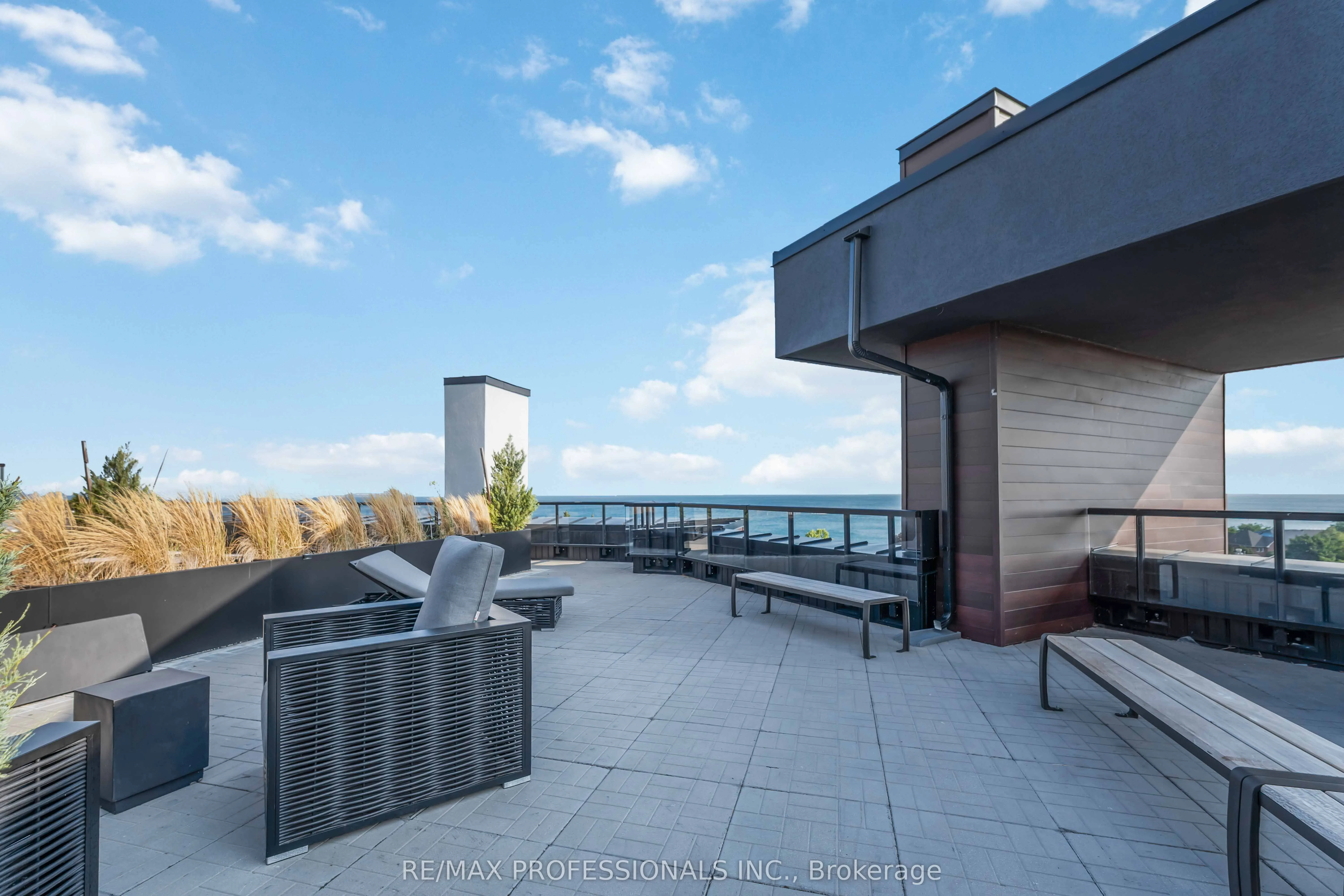 600 North Service Road, #207