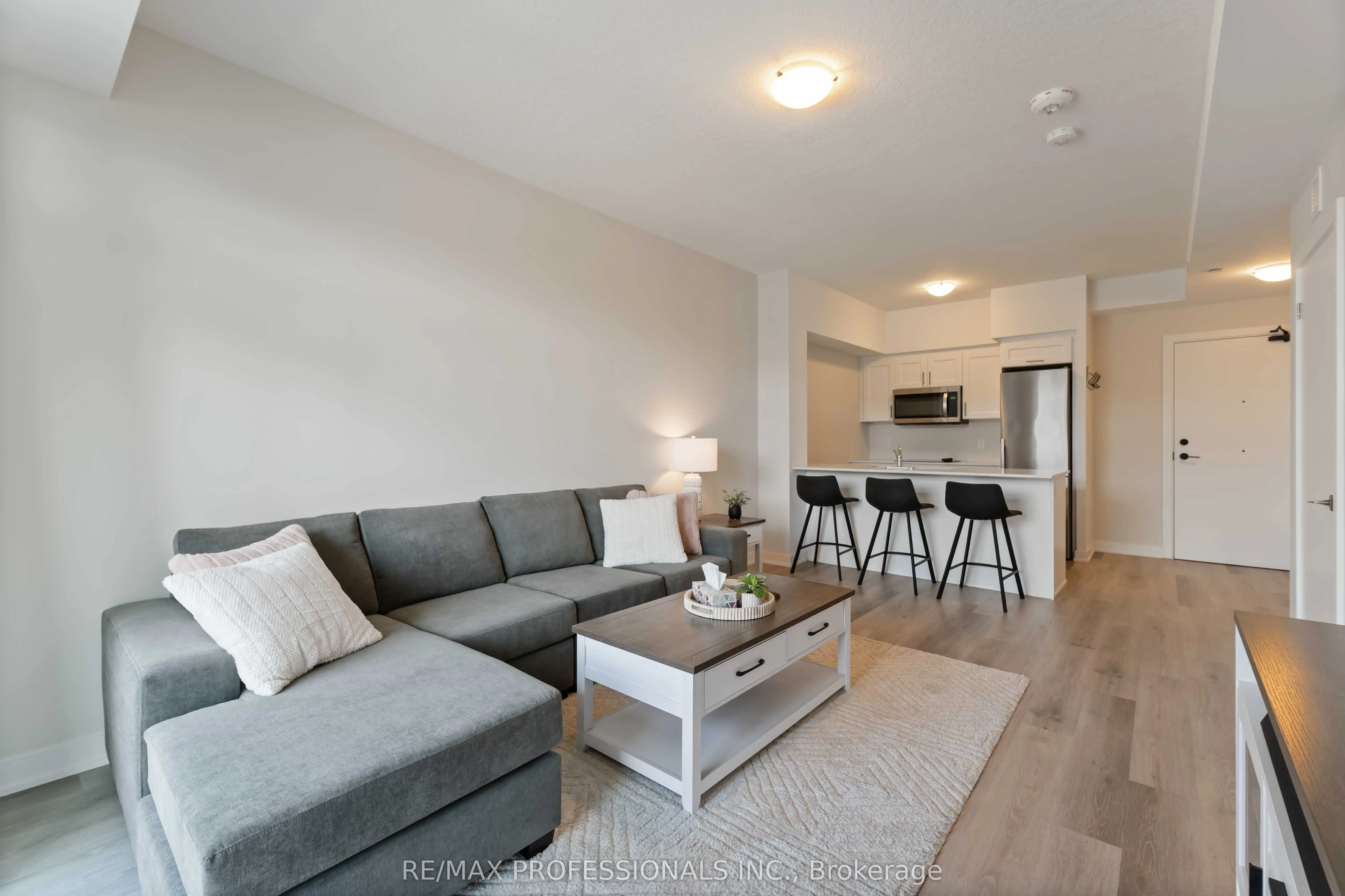 600 North Service Road, #207