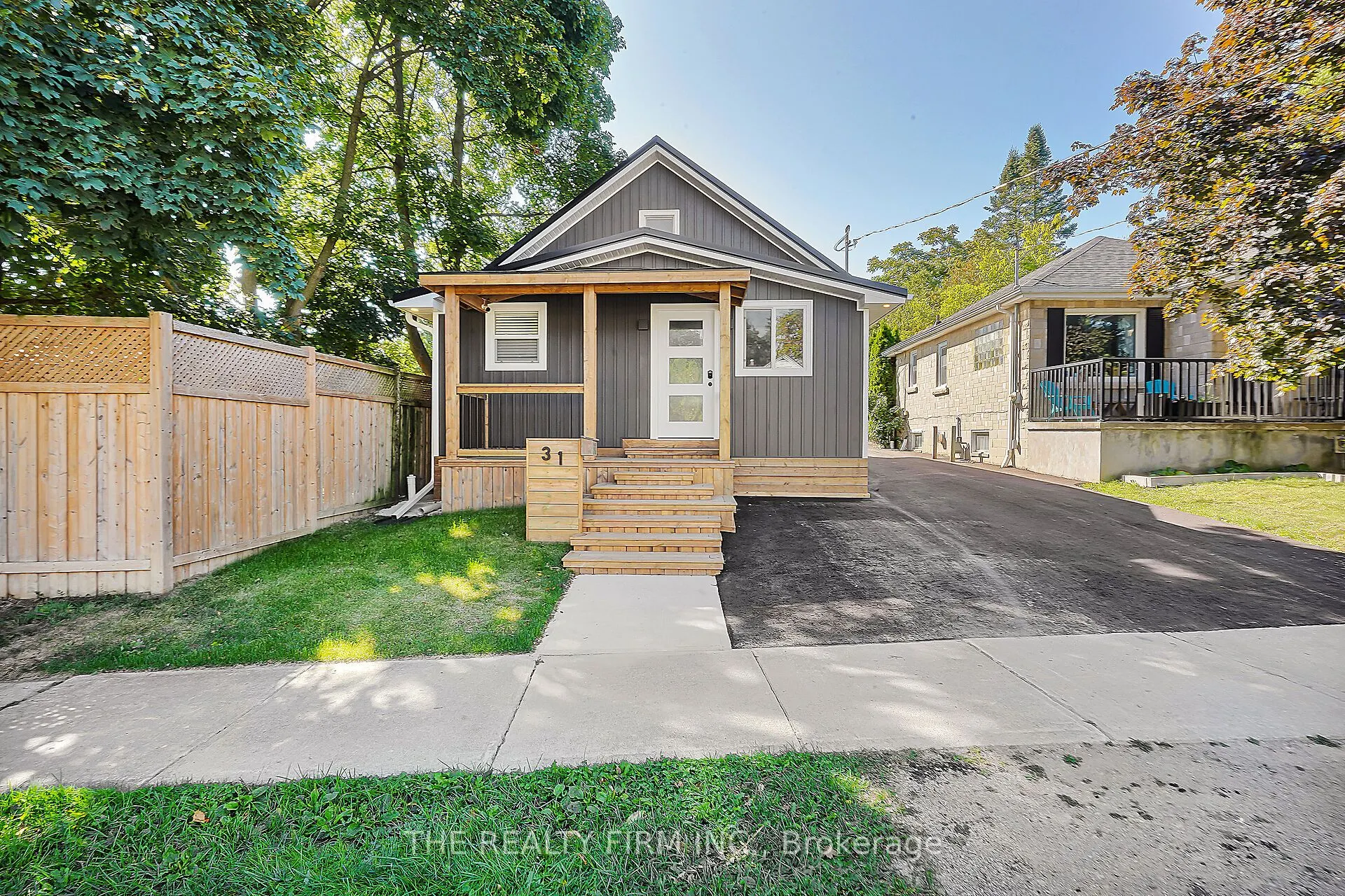 31 Briscoe Street W