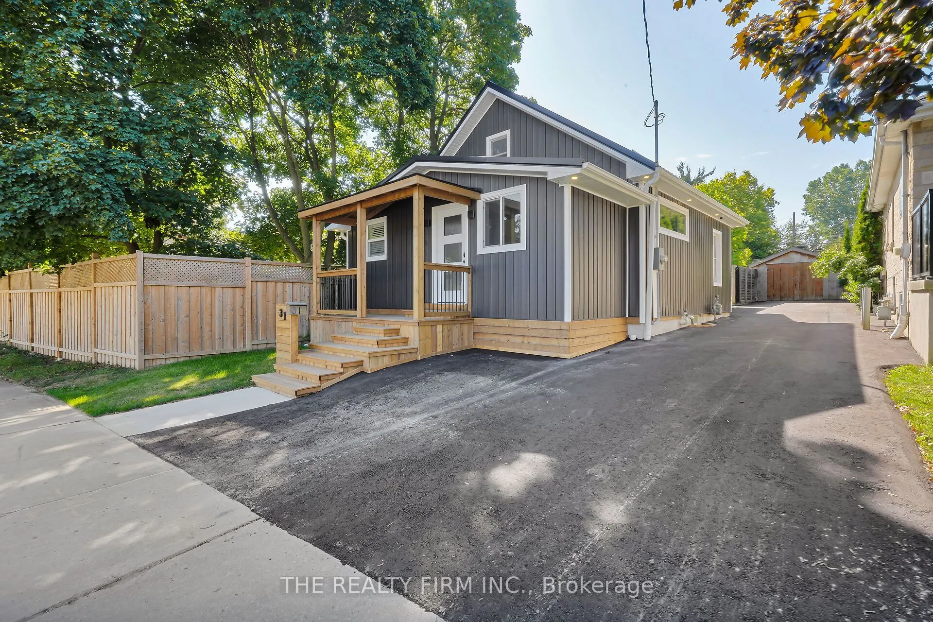 31 Briscoe Street W