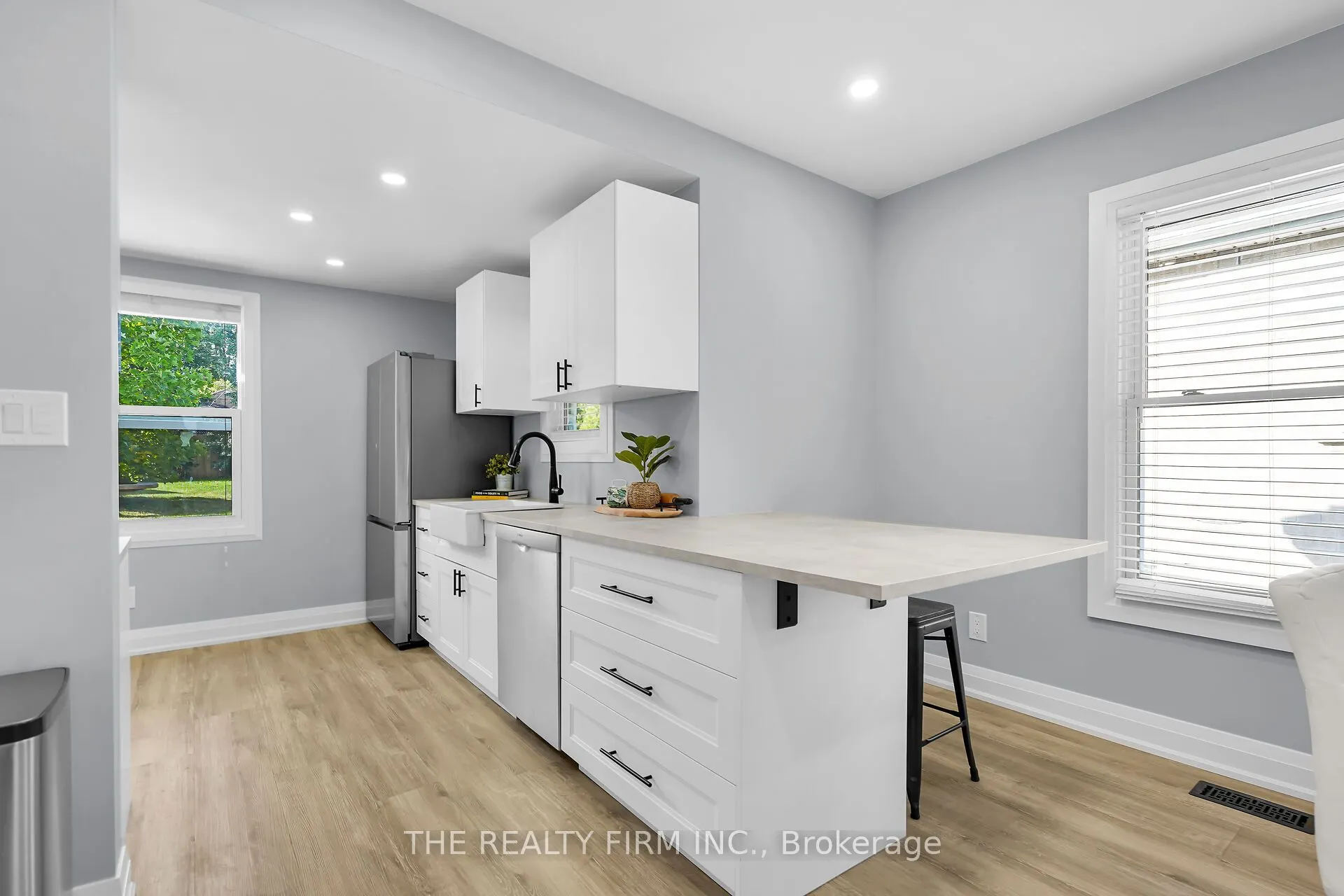 31 Briscoe Street W