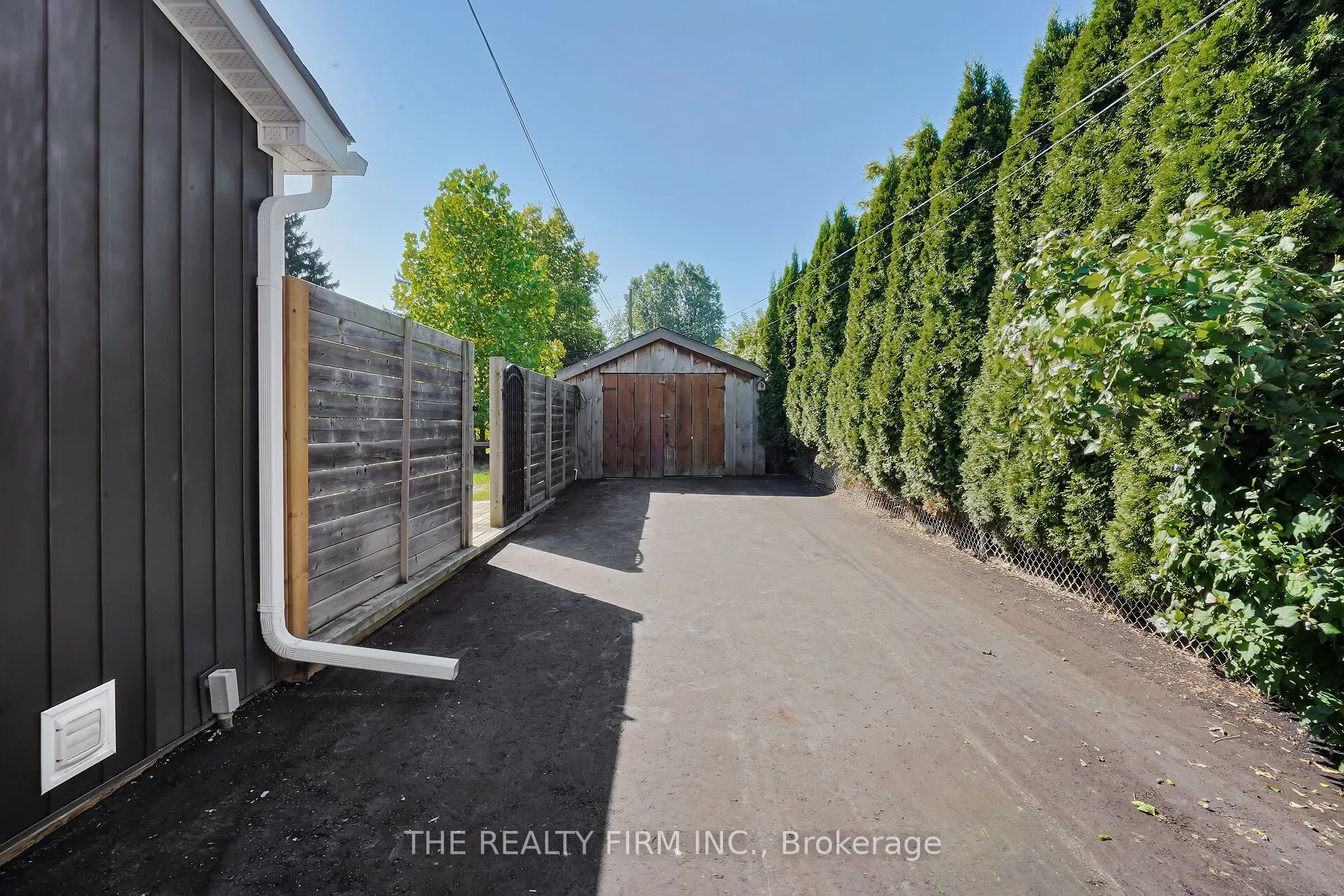 31 Briscoe Street W