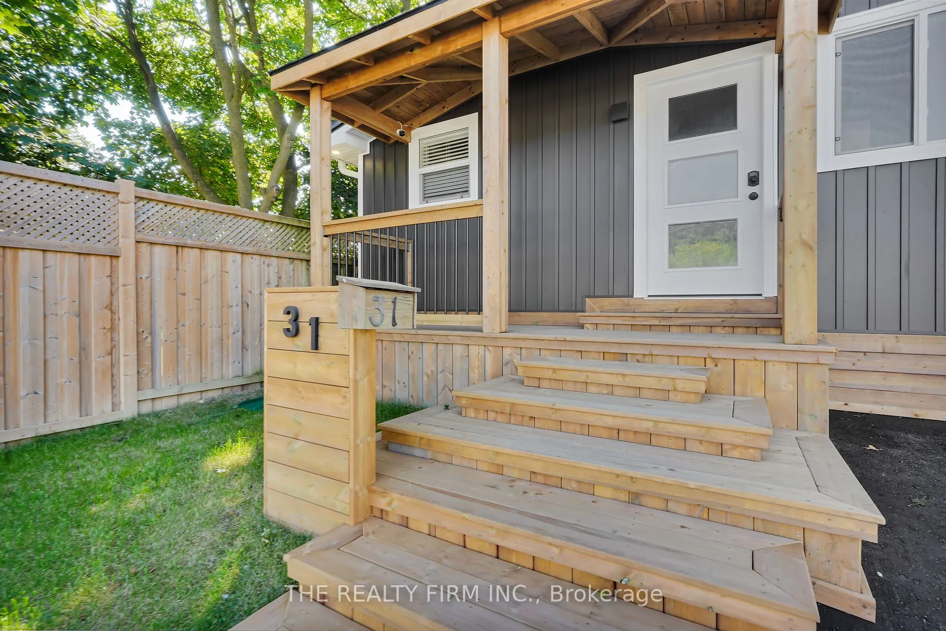 31 Briscoe Street W