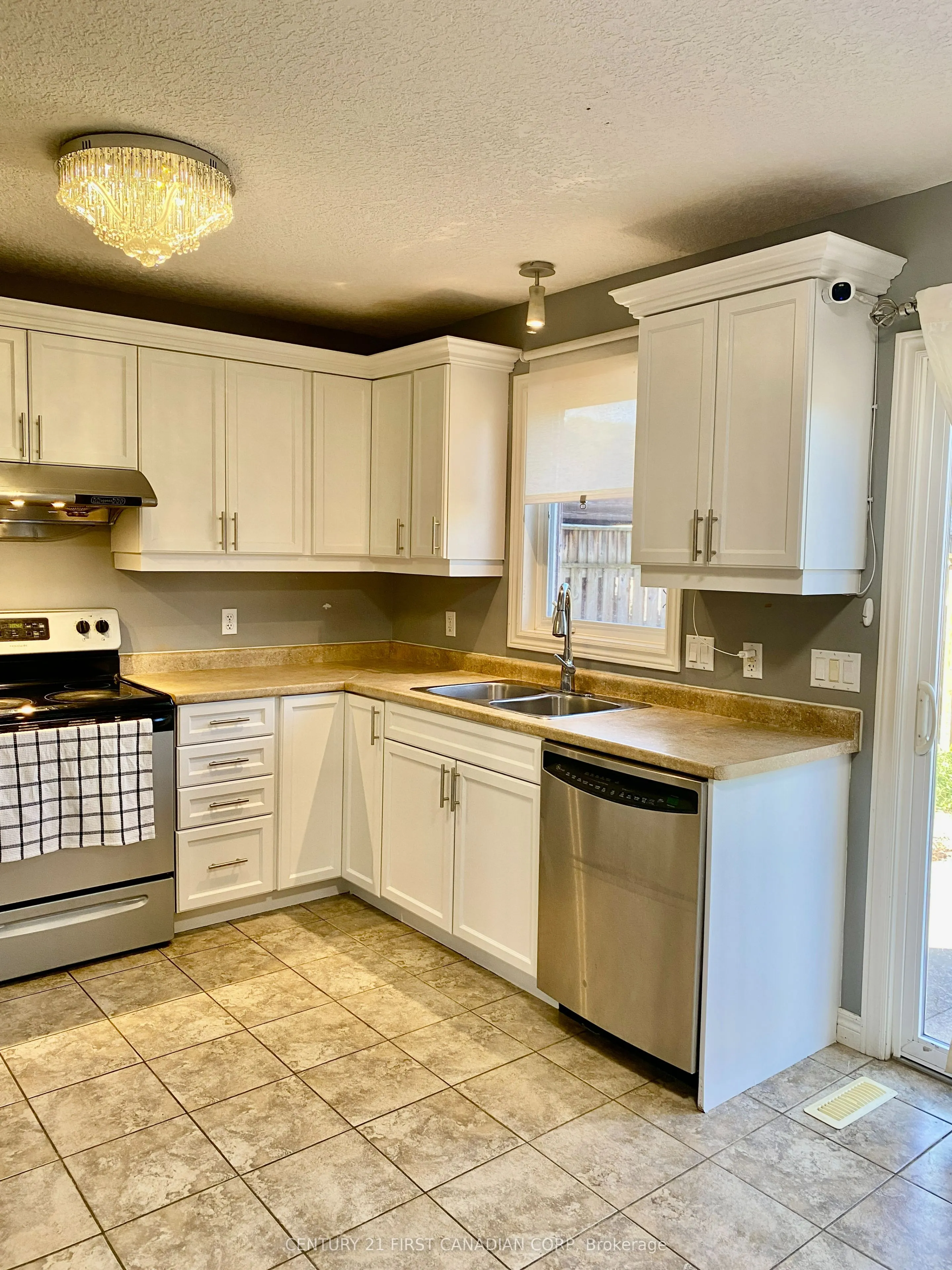 1678 BLACKMAPLE Crescent