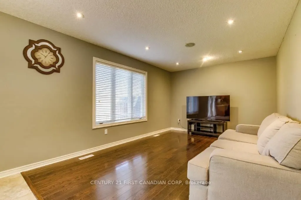 1678 BLACKMAPLE Crescent