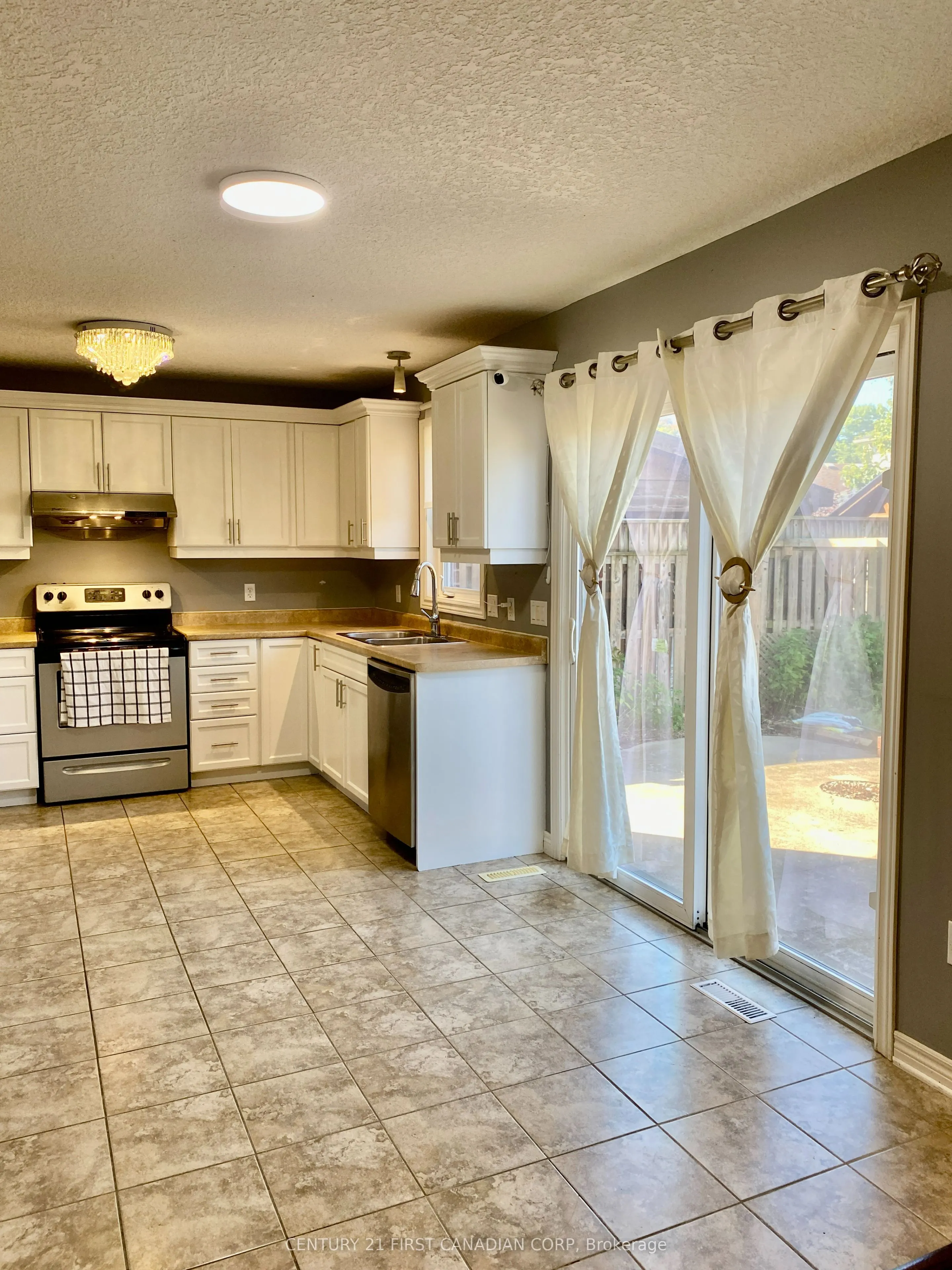 1678 BLACKMAPLE Crescent