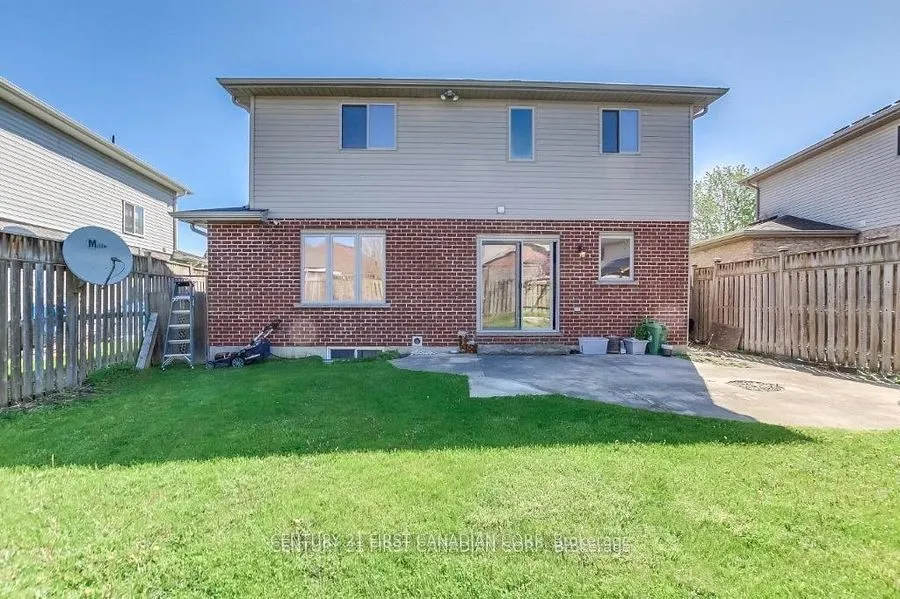 1678 BLACKMAPLE Crescent