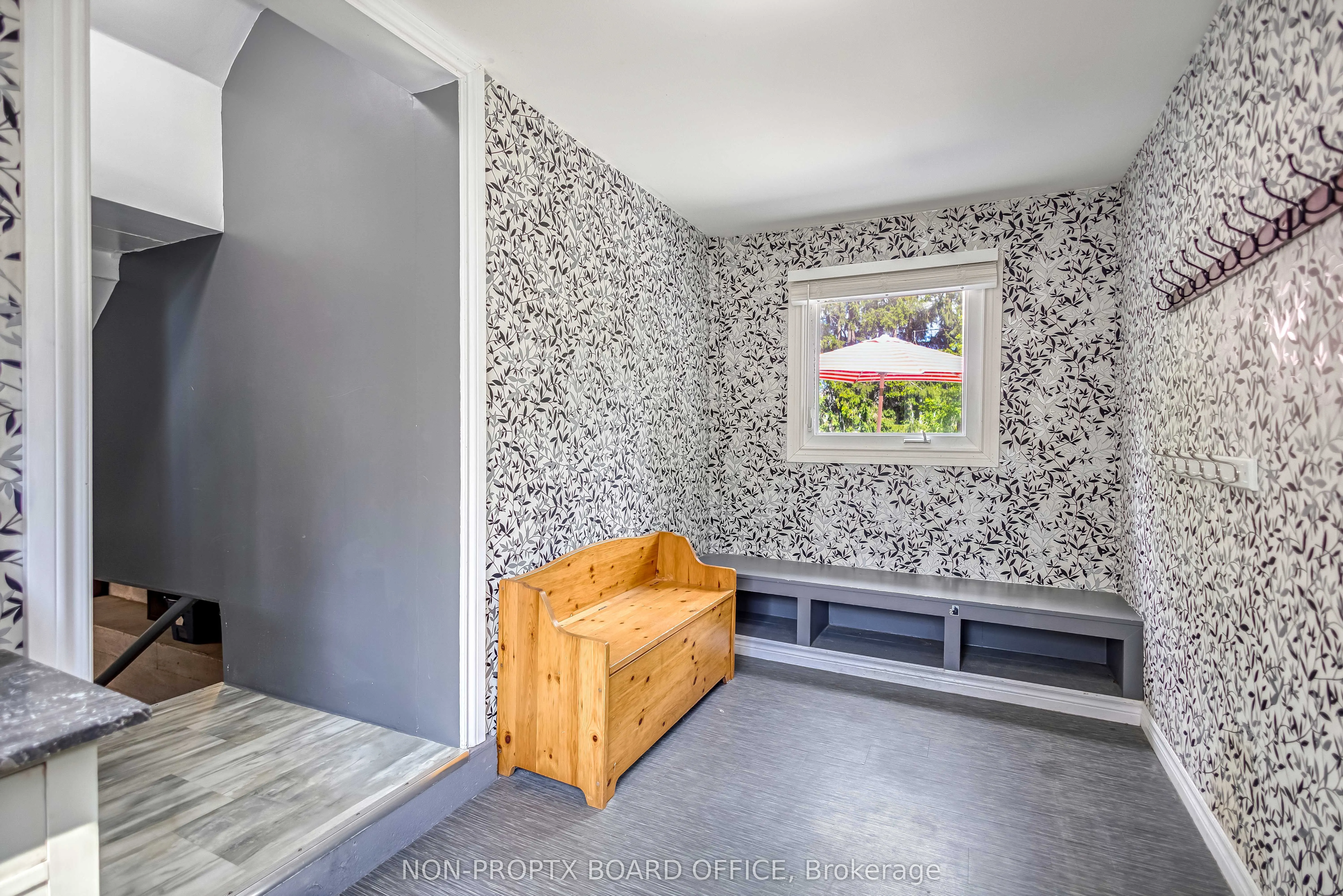 118 Main Street W