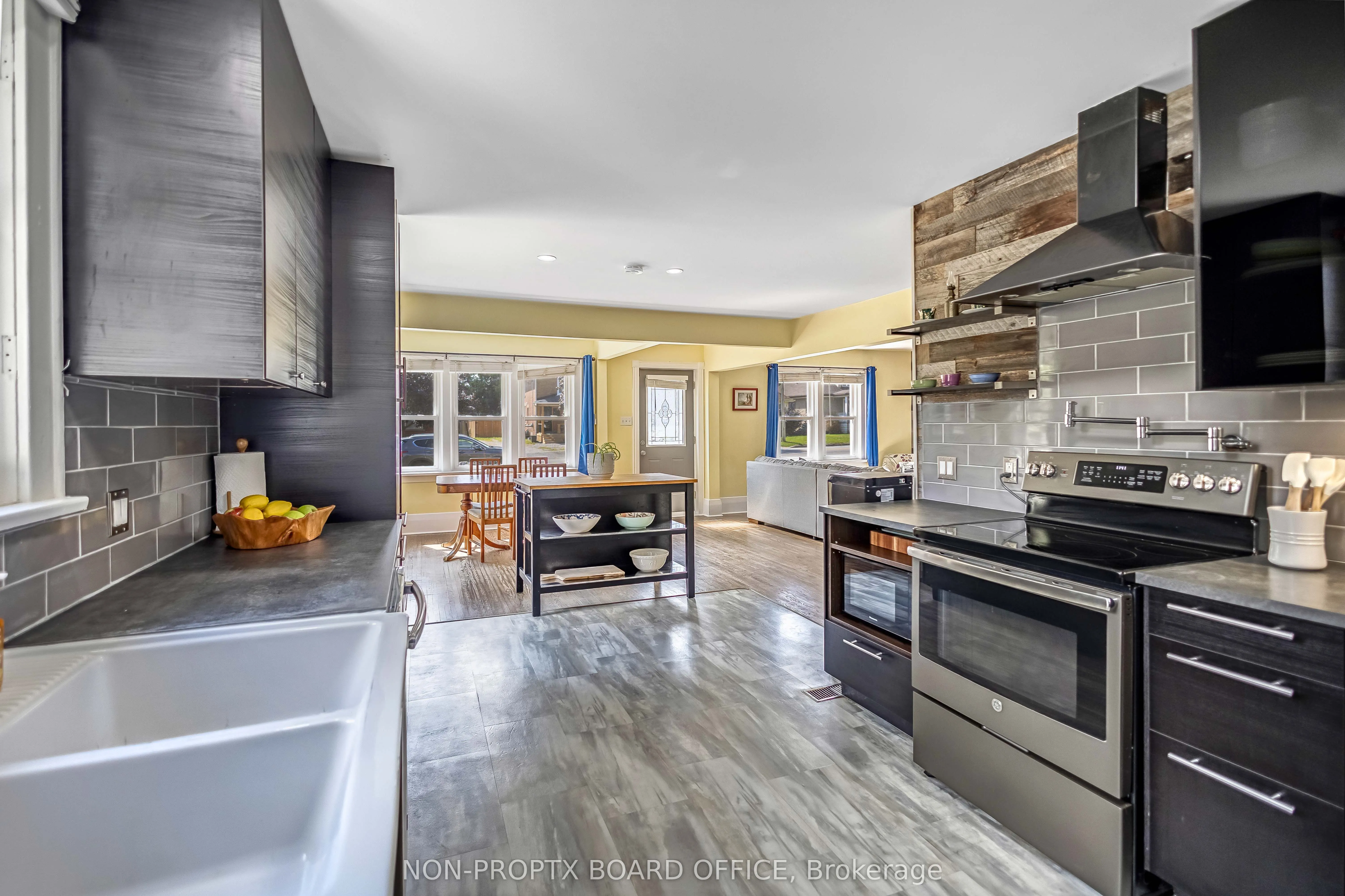 118 Main Street W