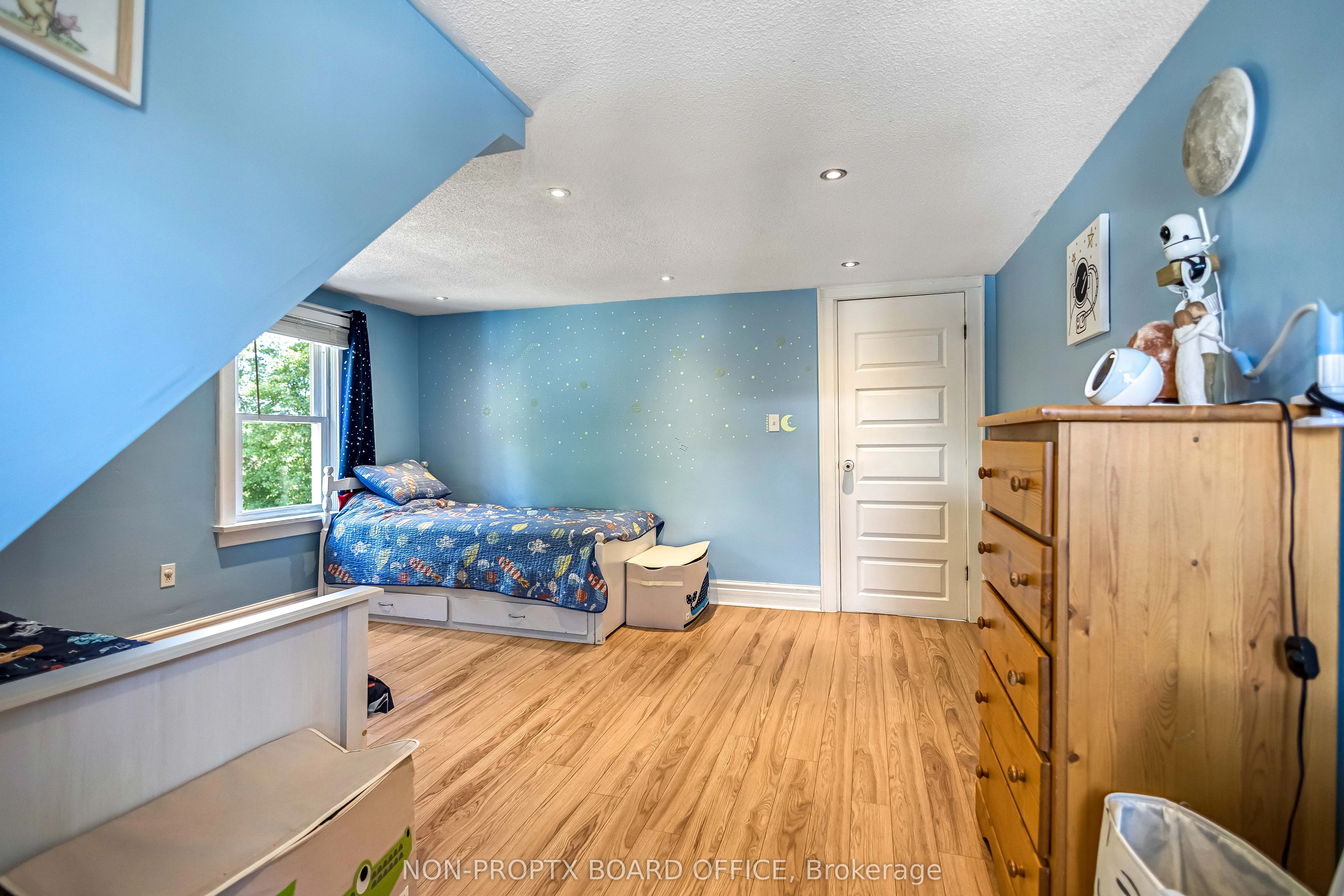 118 Main Street W