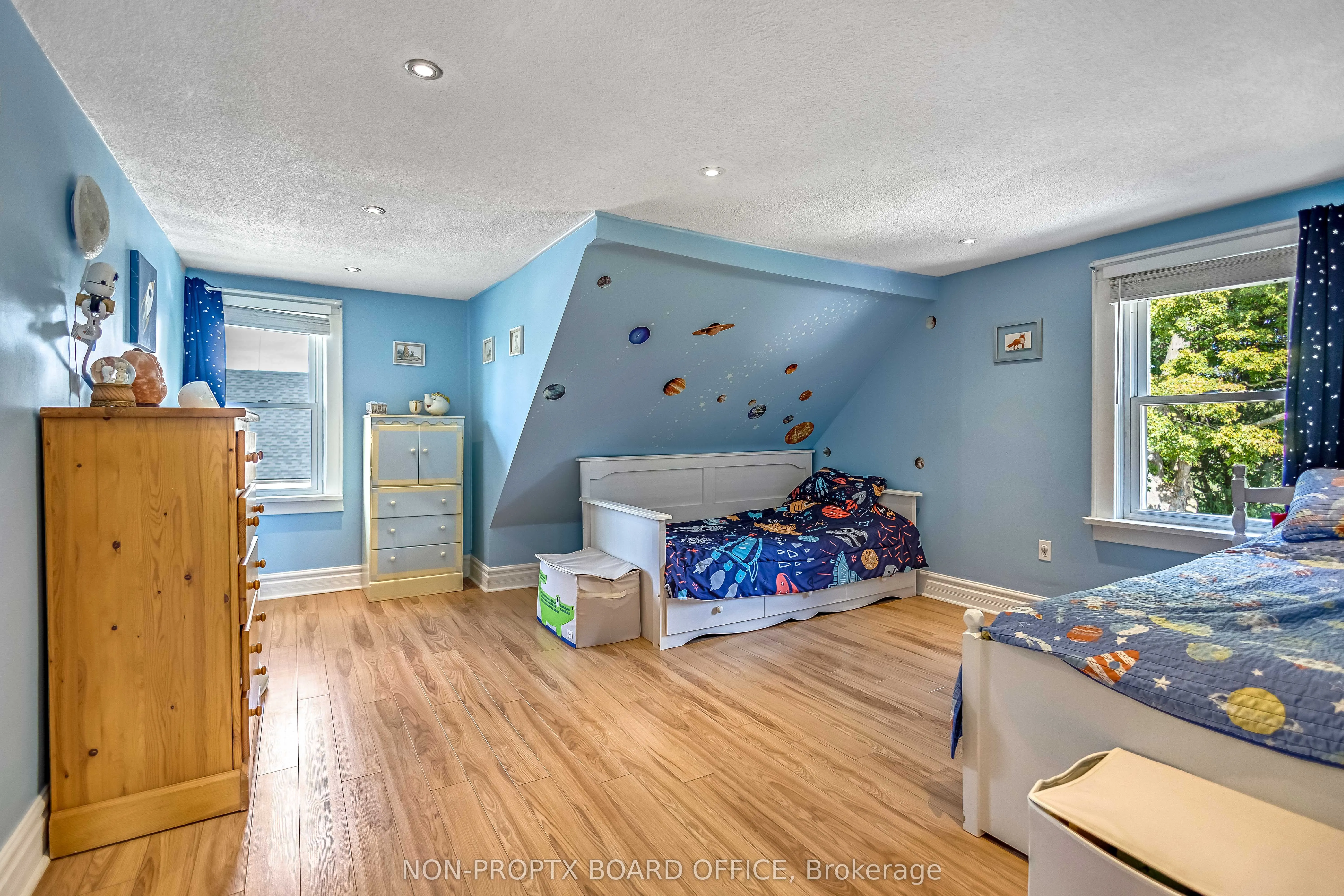 118 Main Street W