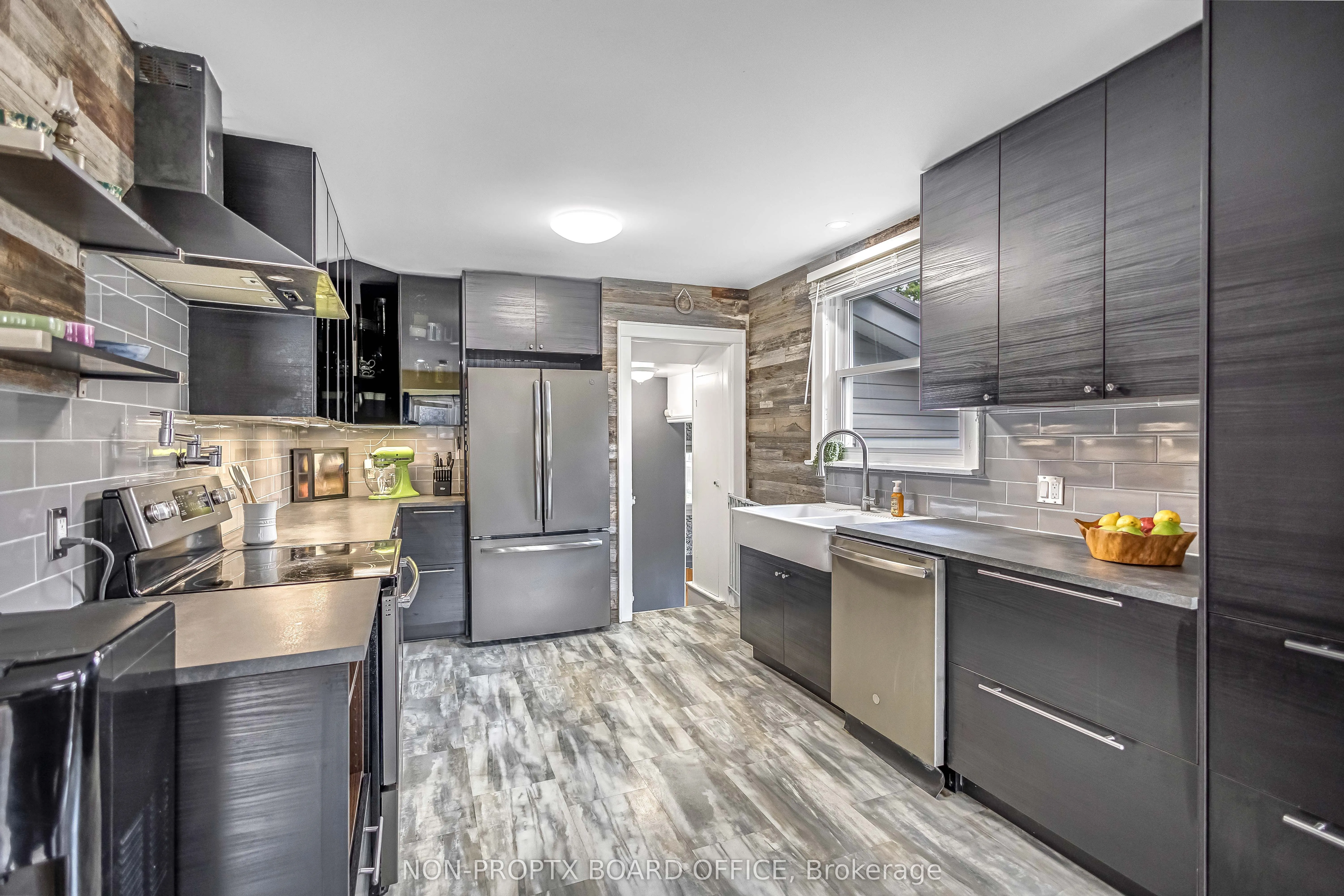 118 Main Street W