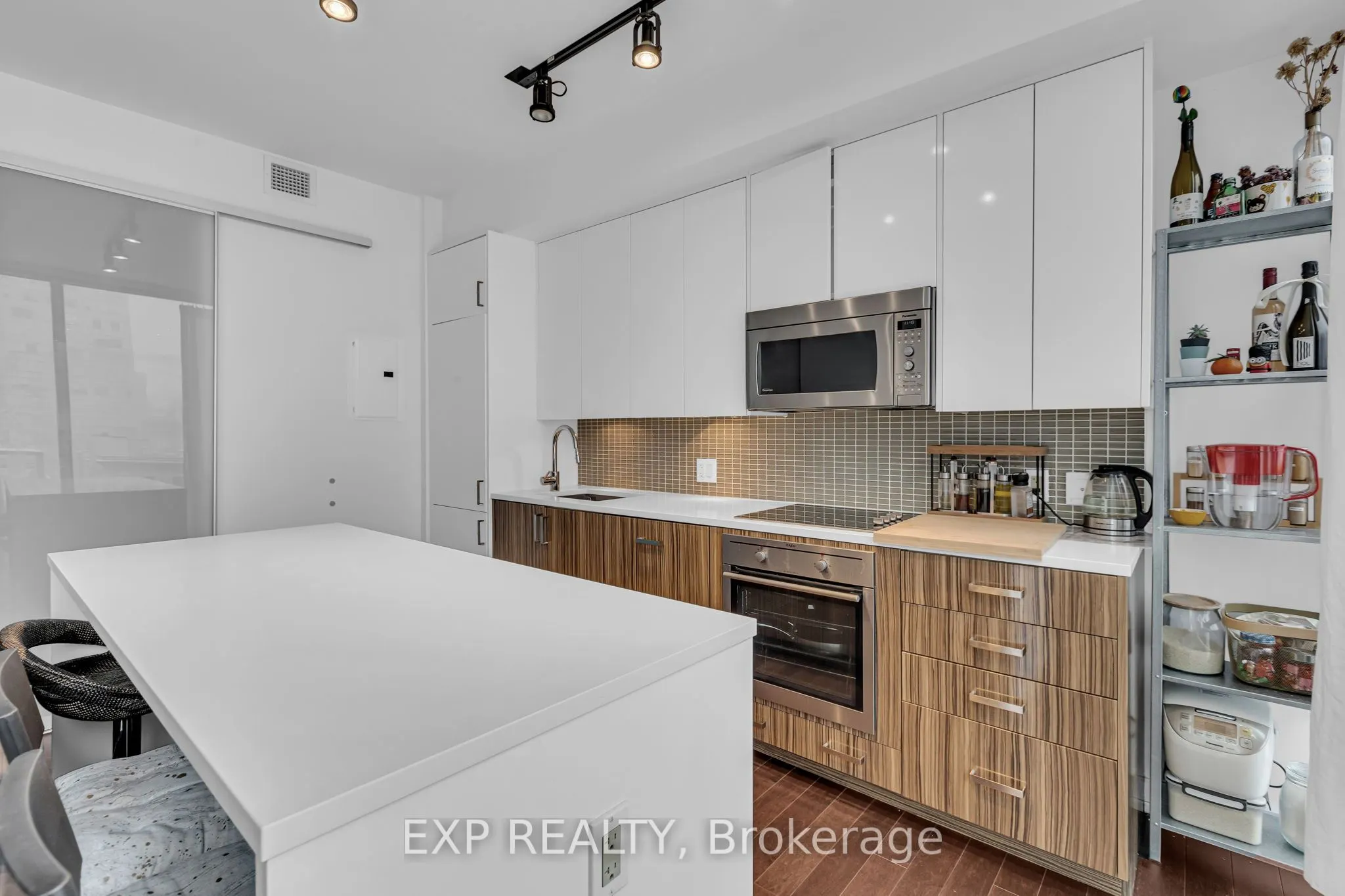 300 Lisgar Street, #812