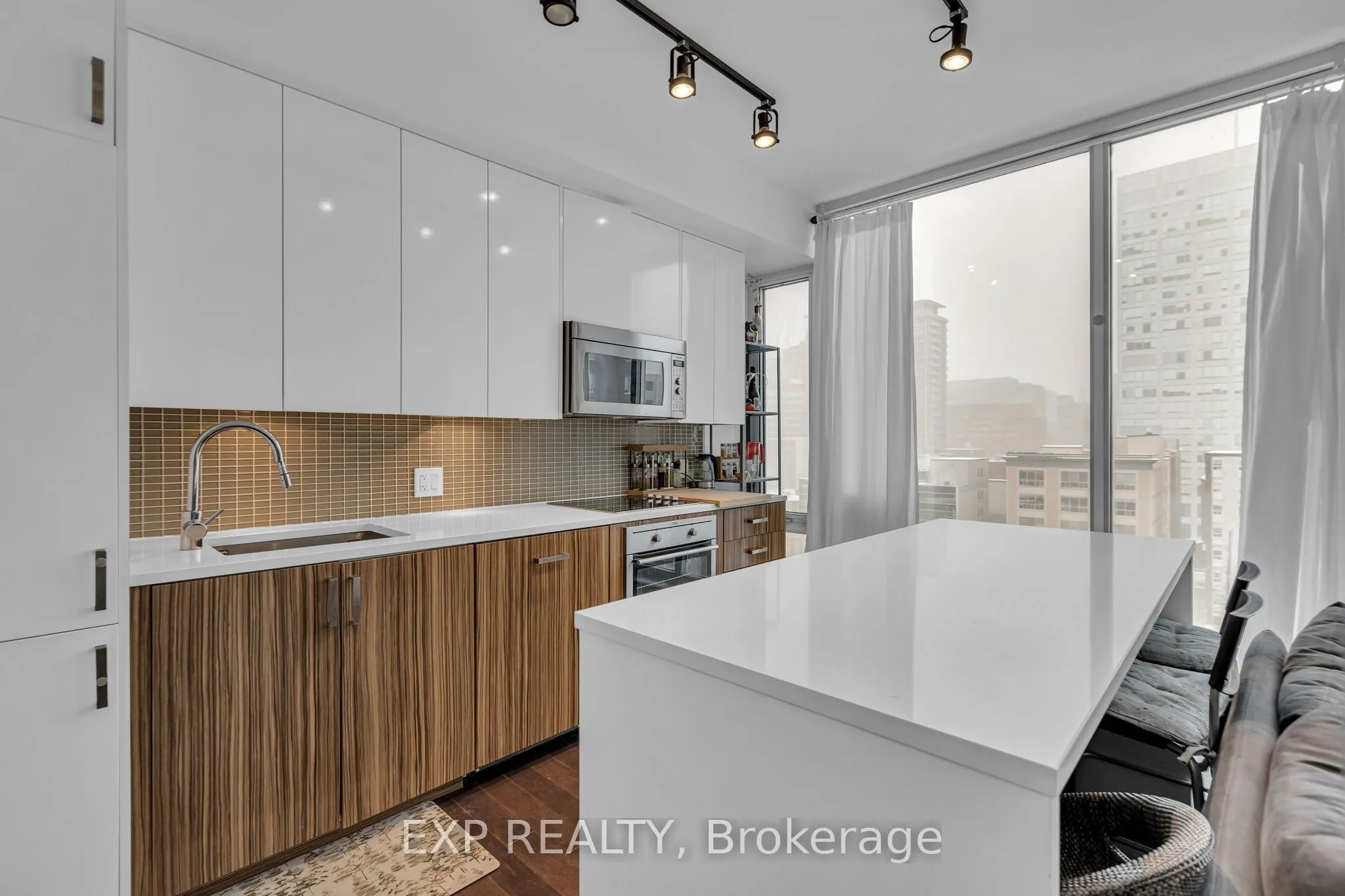 300 Lisgar Street, #812