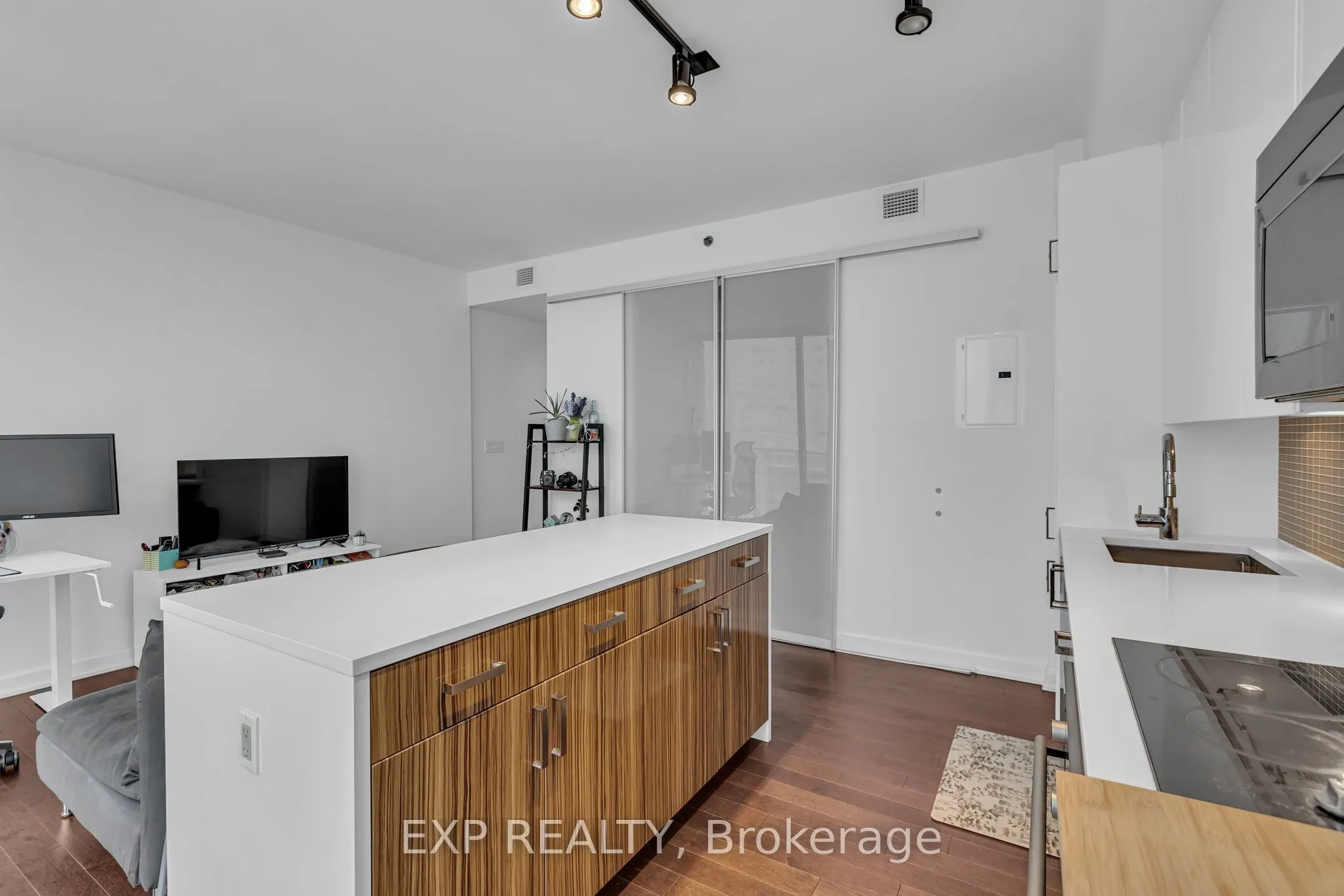 300 Lisgar Street, #812