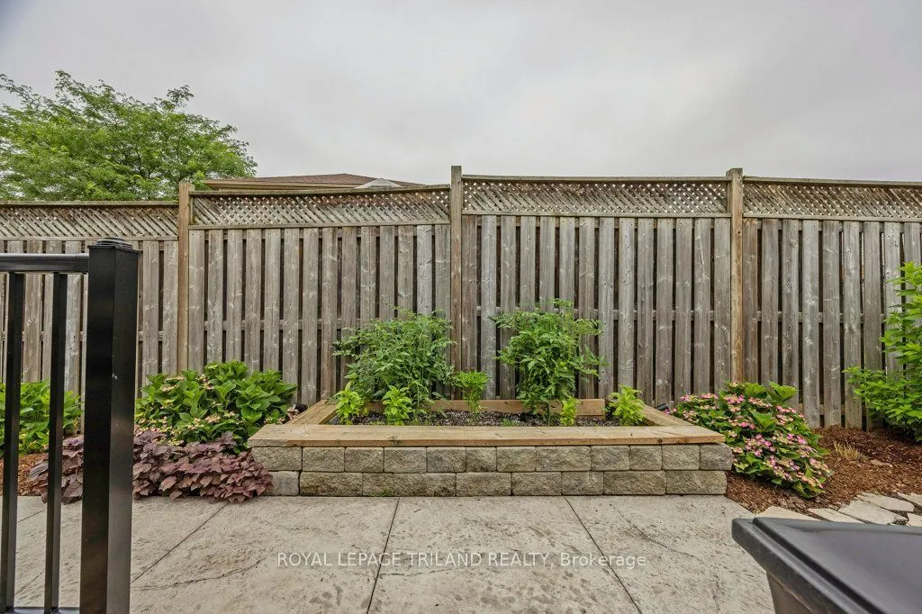 1862 CREEKSIDE Street
