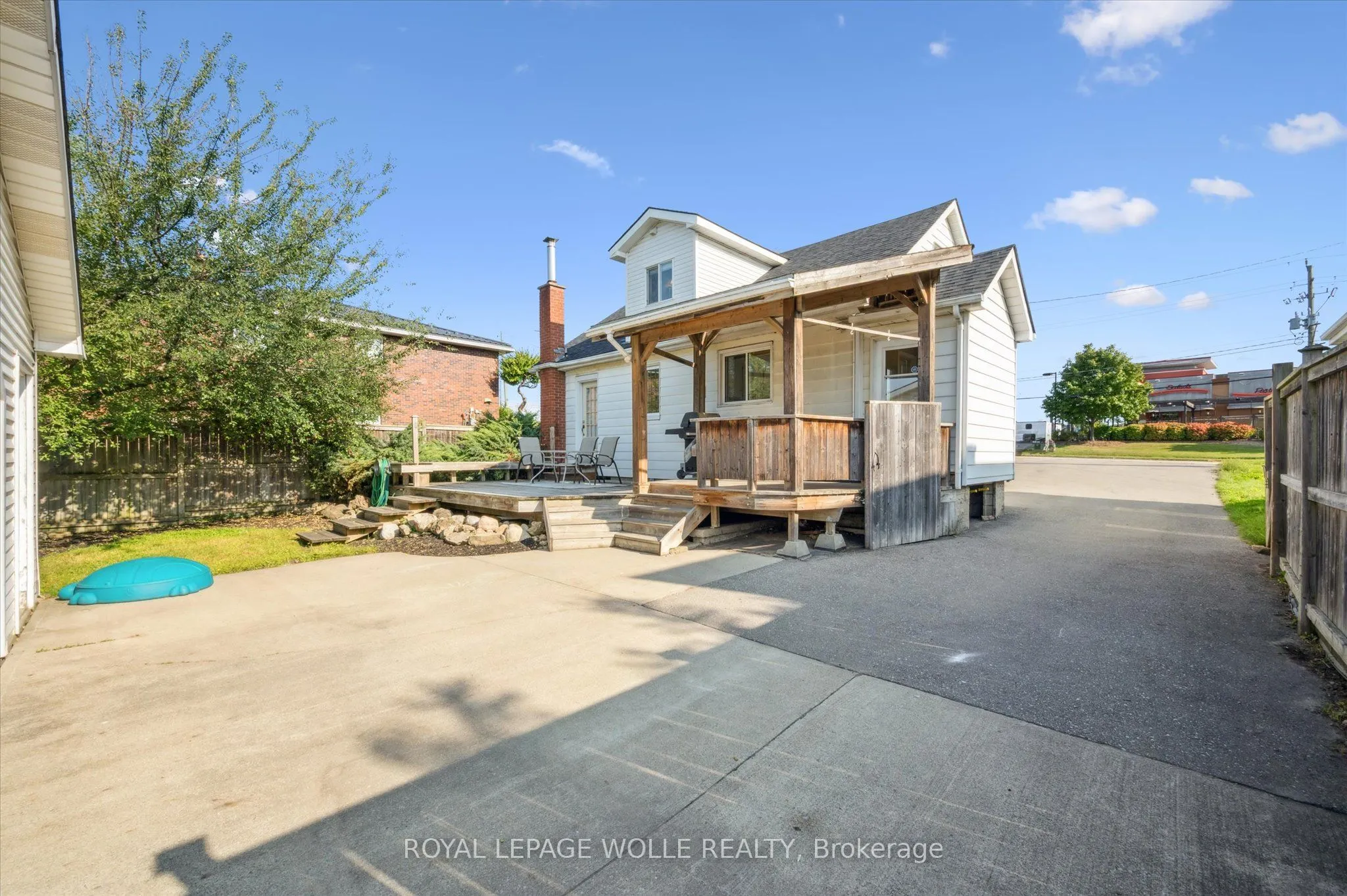 380 Dundas Street S