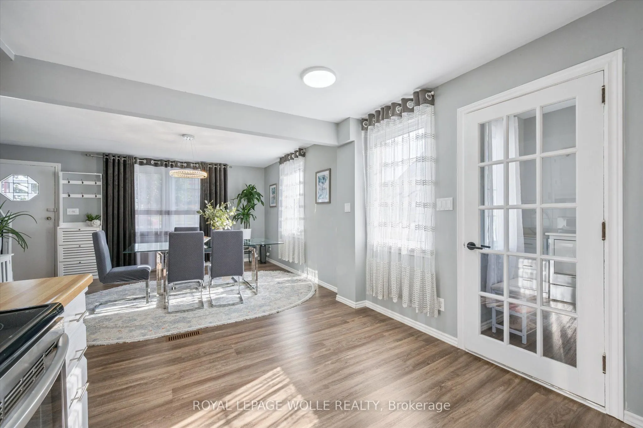 380 Dundas Street S