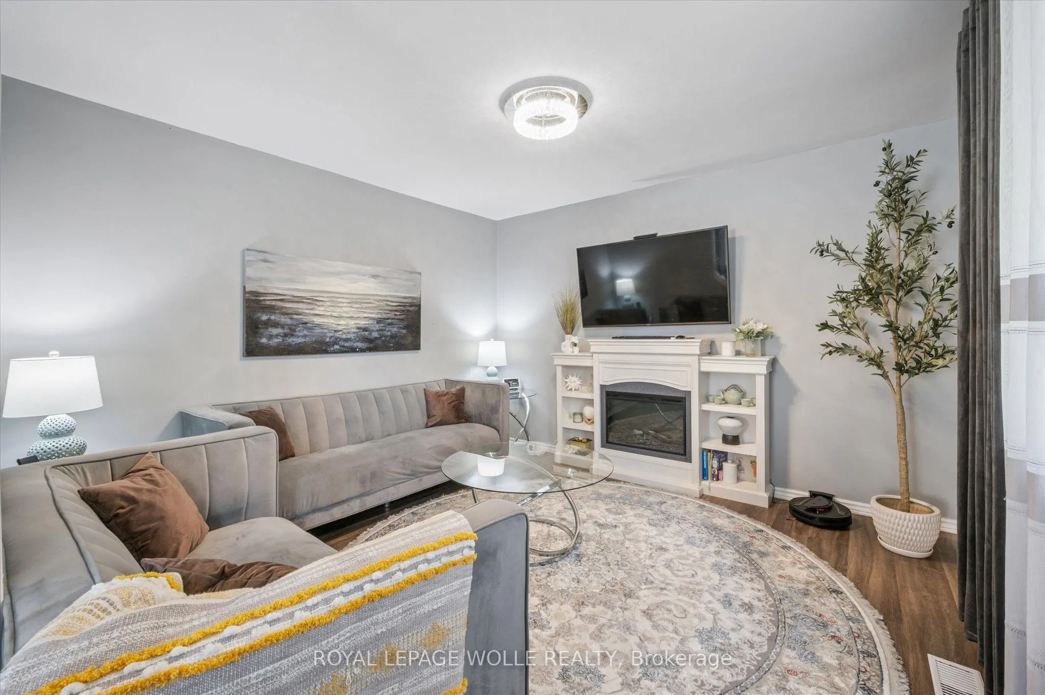 380 Dundas Street S