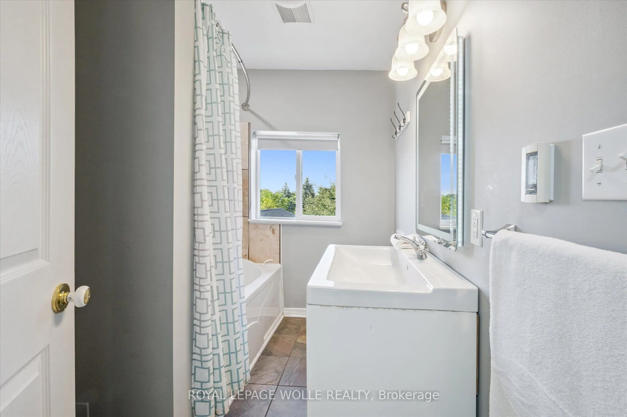380 Dundas Street S