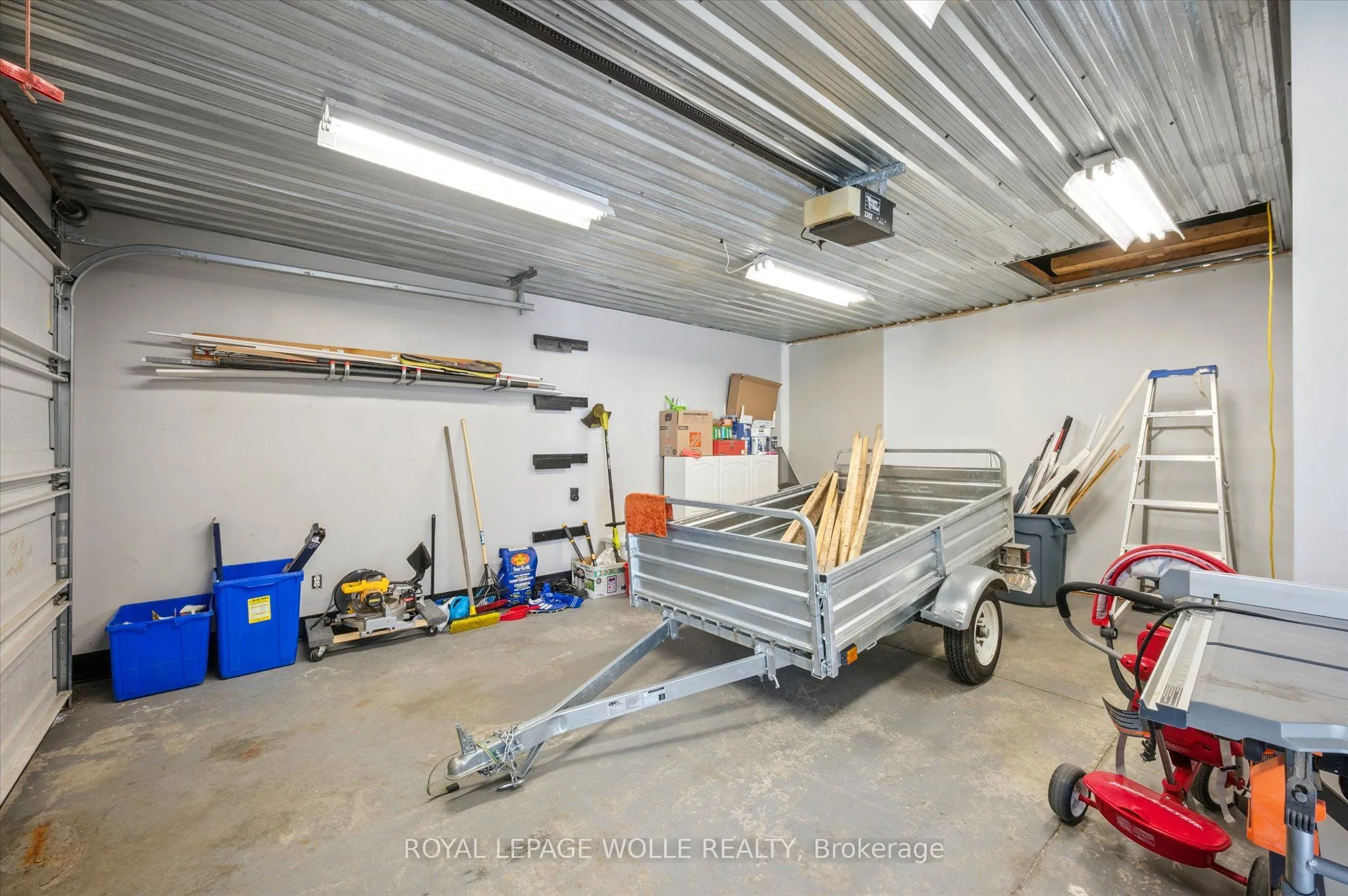 380 Dundas Street S