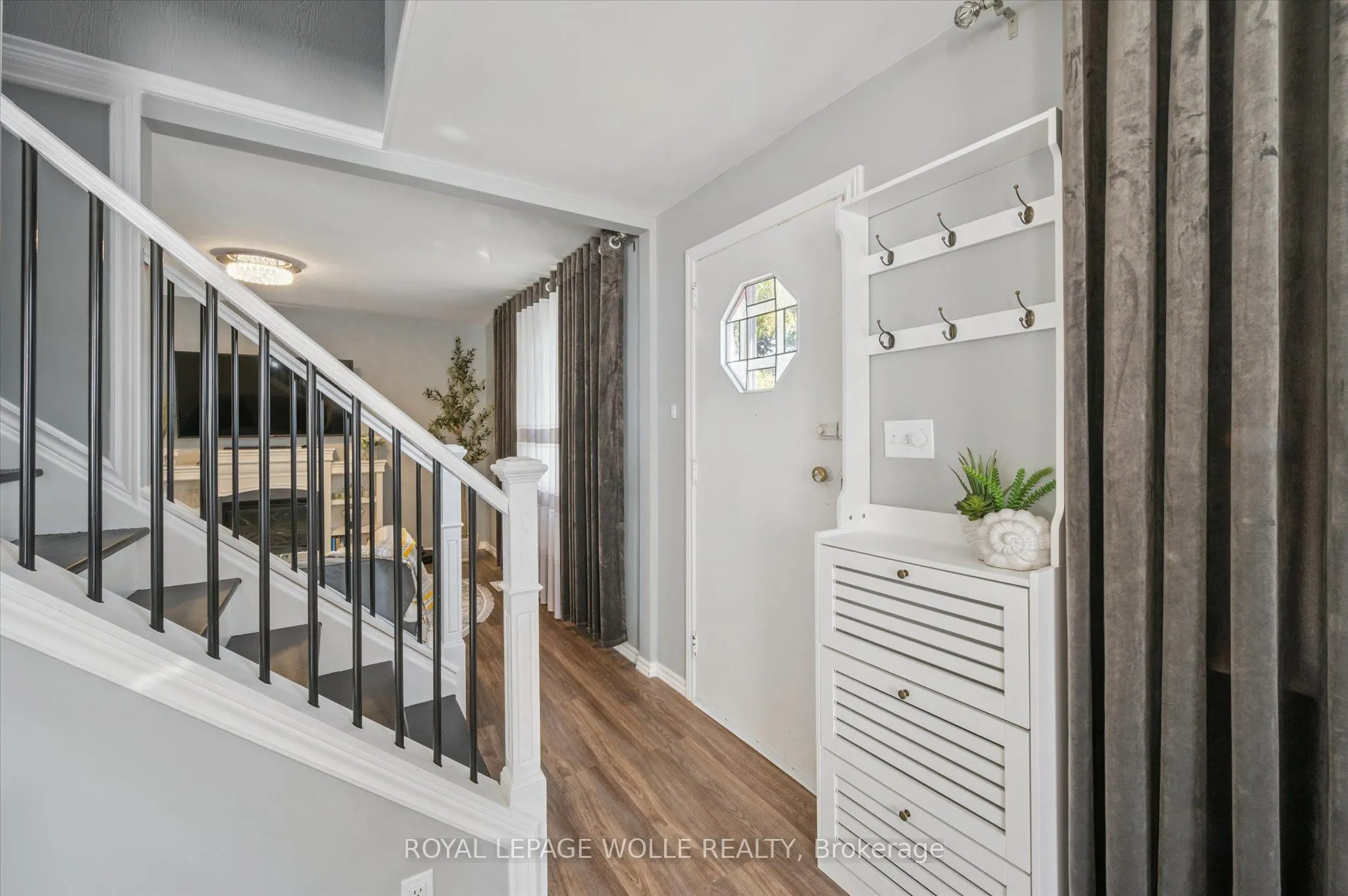 380 Dundas Street S