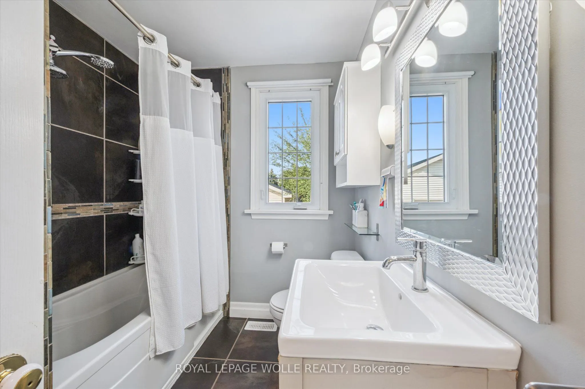 380 Dundas Street S