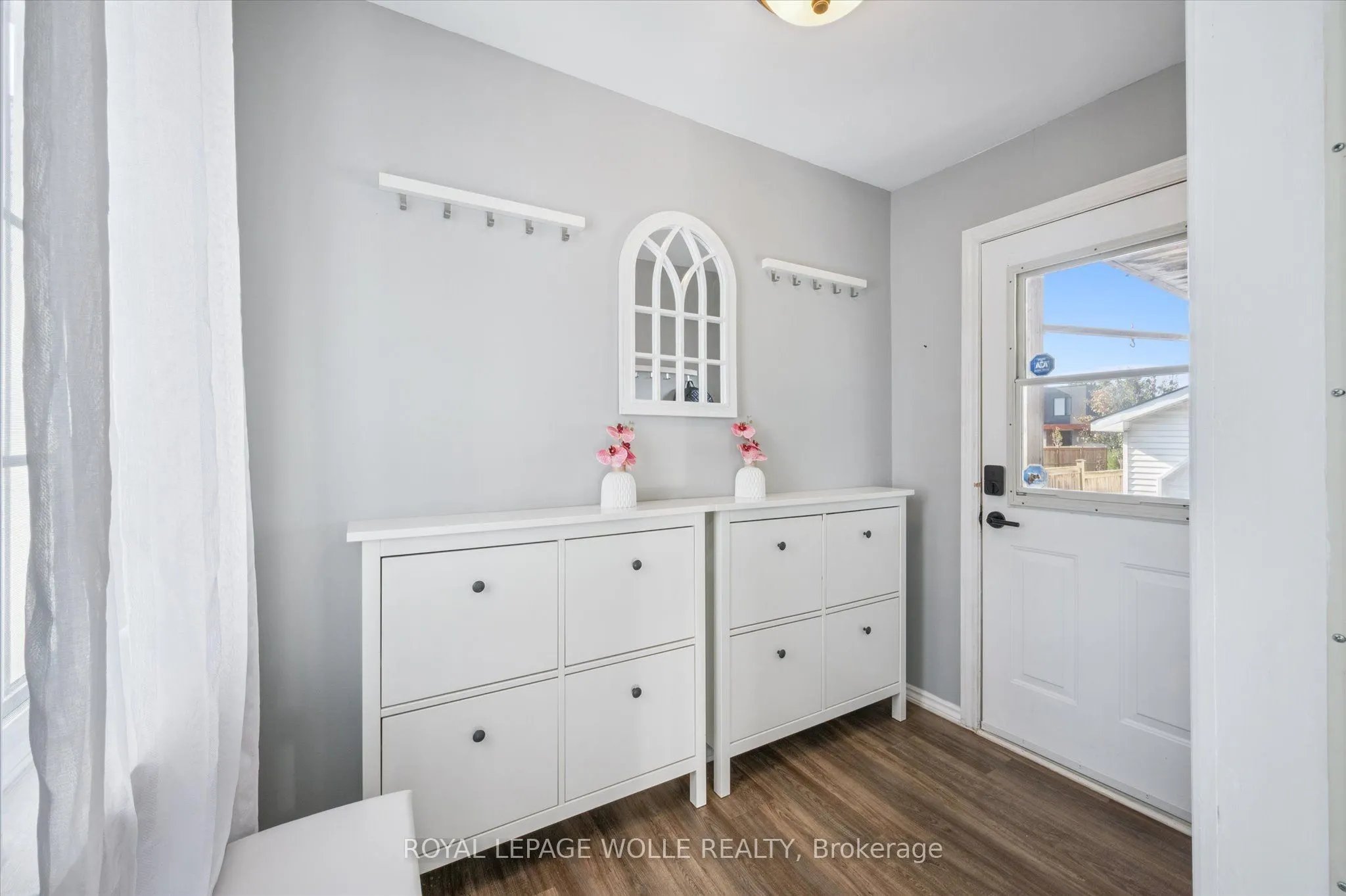 380 Dundas Street S