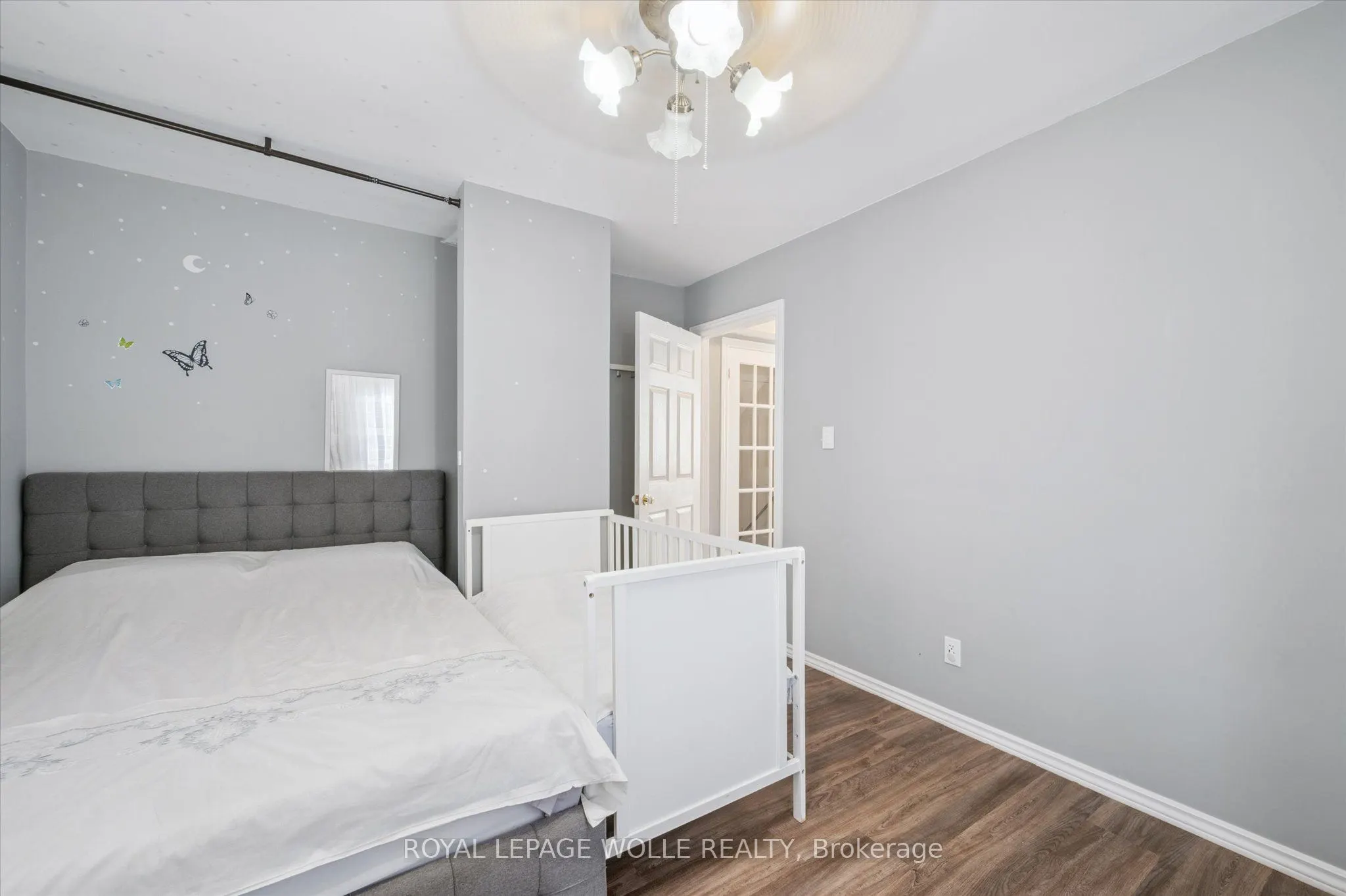 380 Dundas Street S
