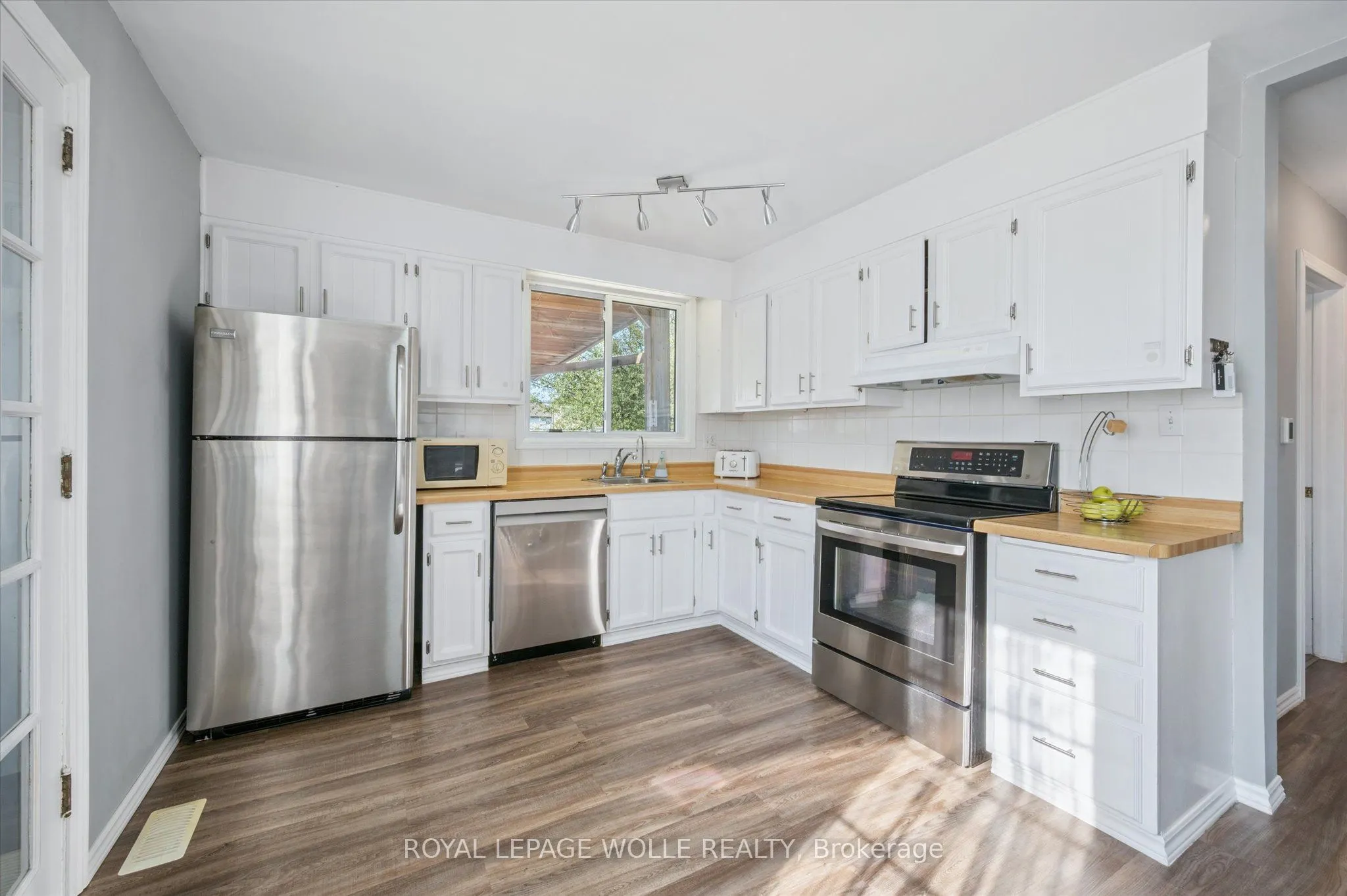 380 Dundas Street S