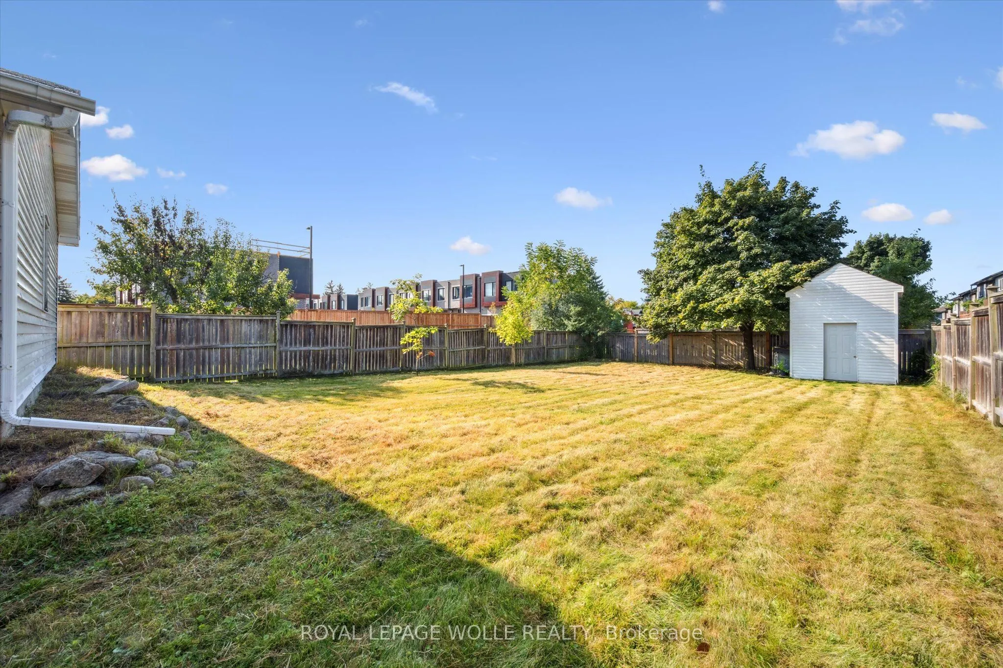 380 Dundas Street S