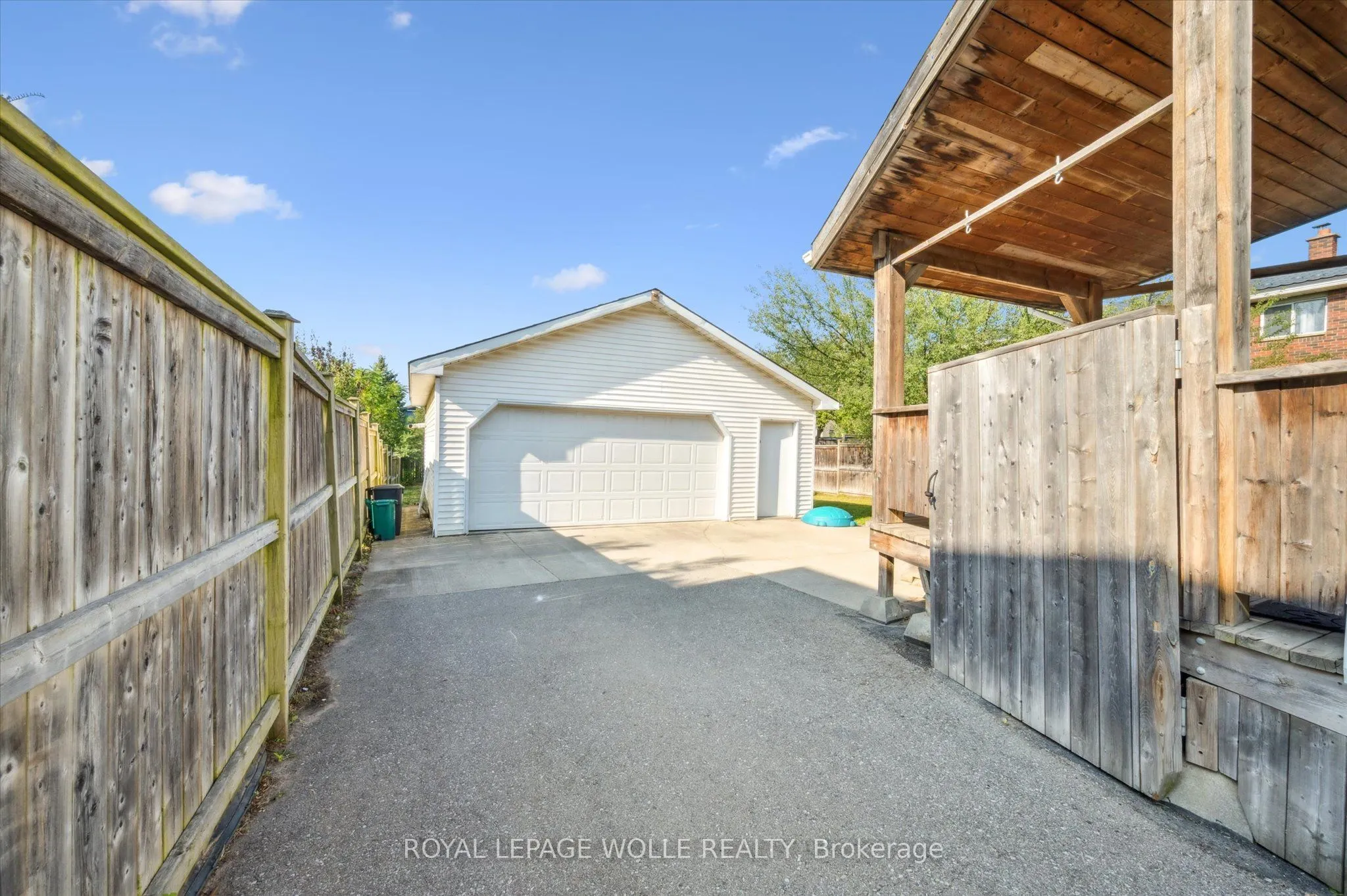 380 Dundas Street S
