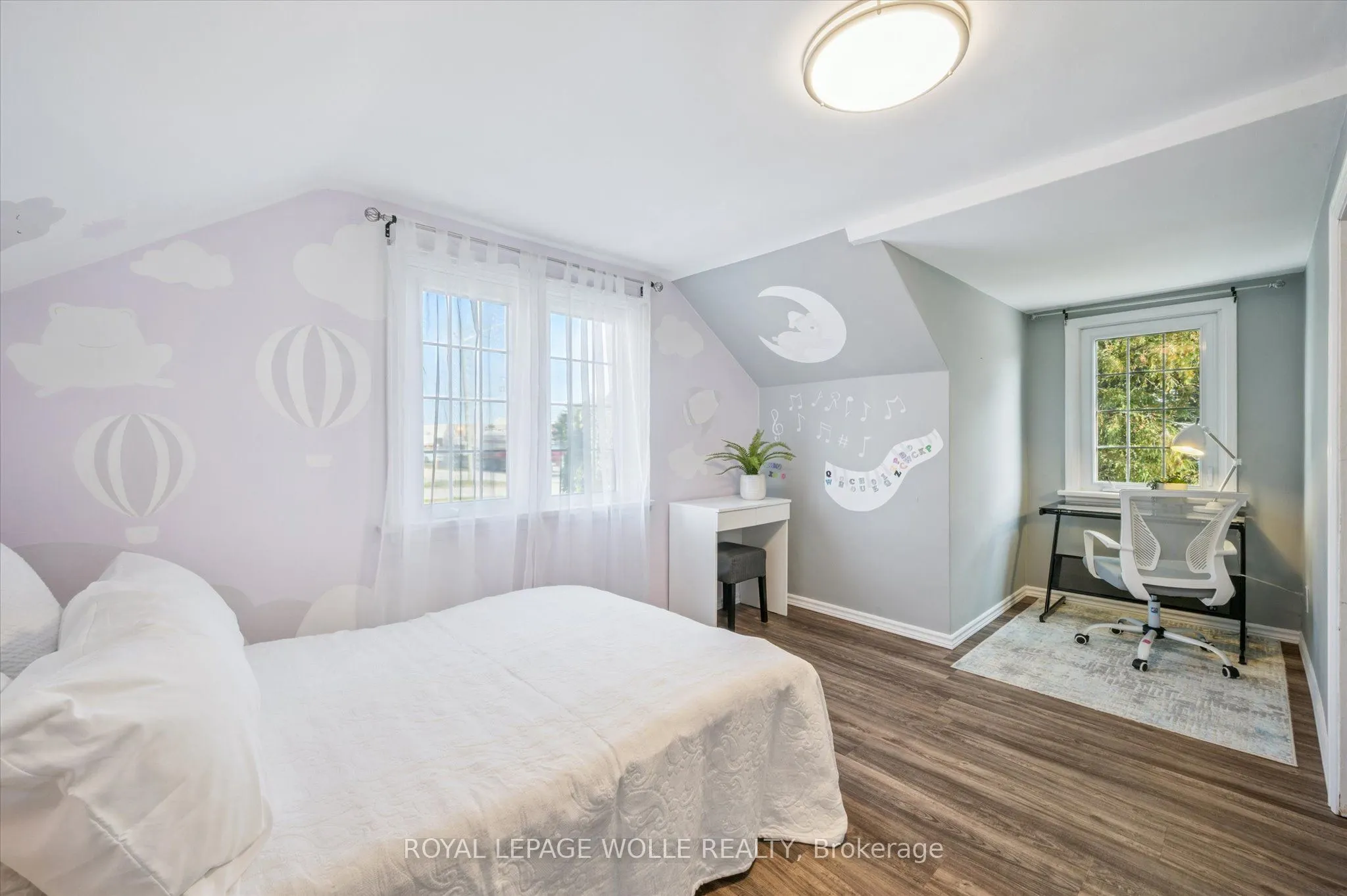380 Dundas Street S