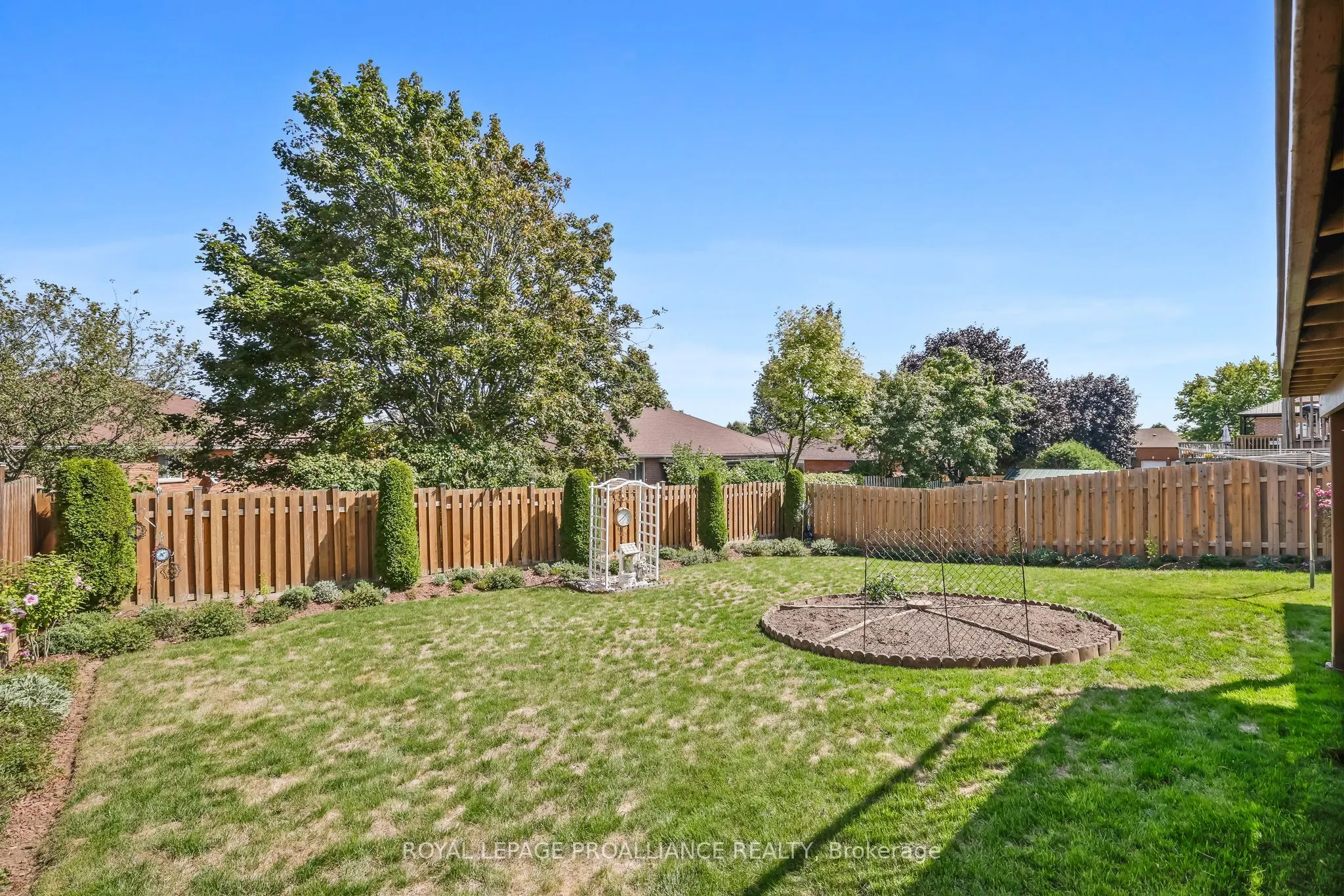 746 Munson Crescent