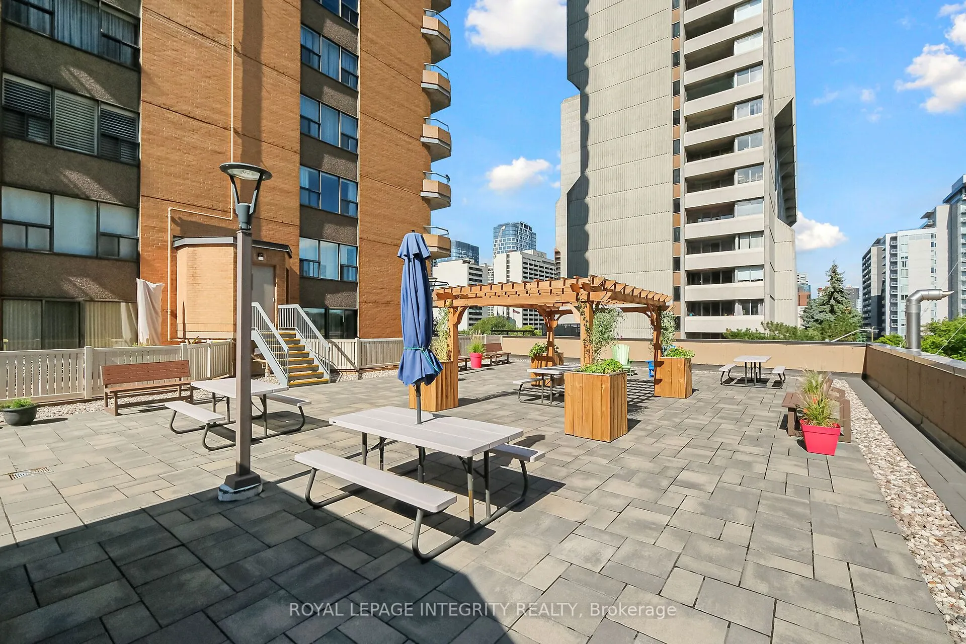 556 Laurier Avenue W, #601