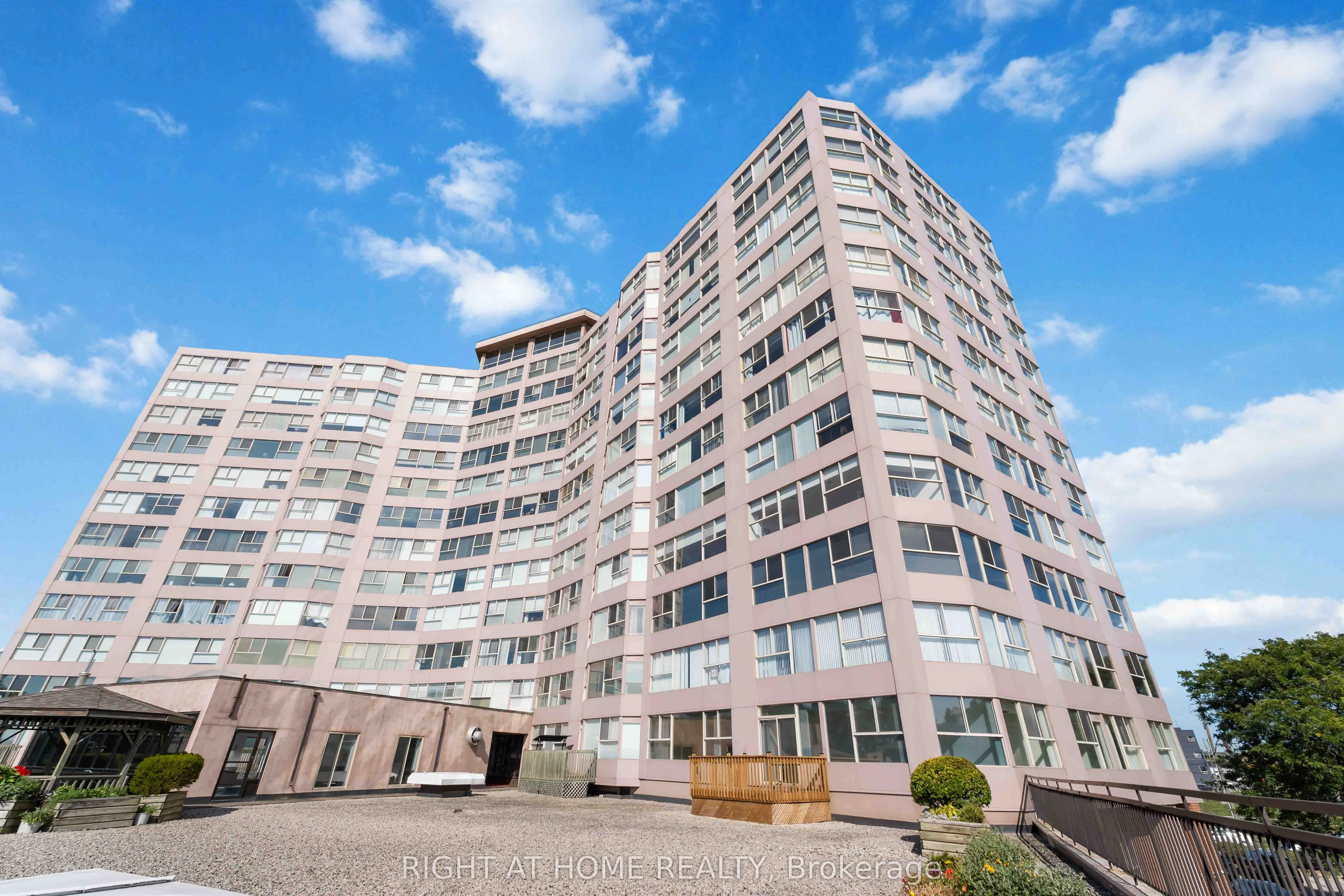 7 Gale Crescent, #204