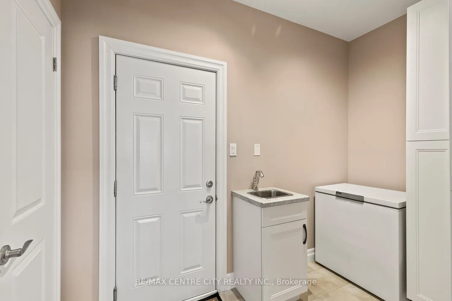2081 Wallingford Avenue, #24