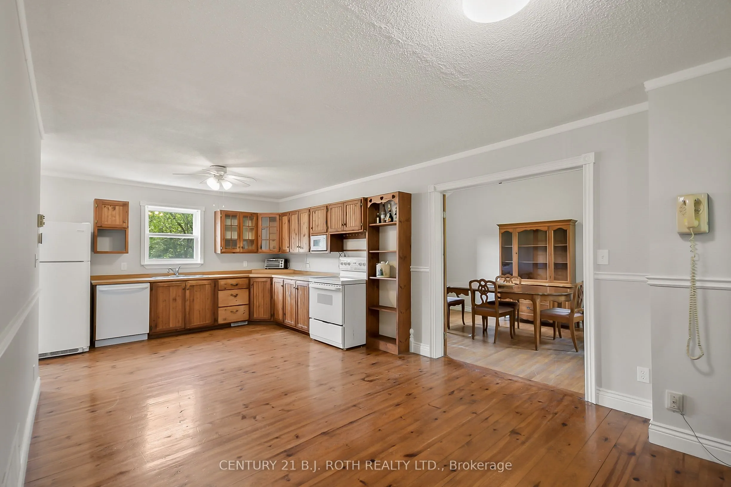 1048 Old North Road N