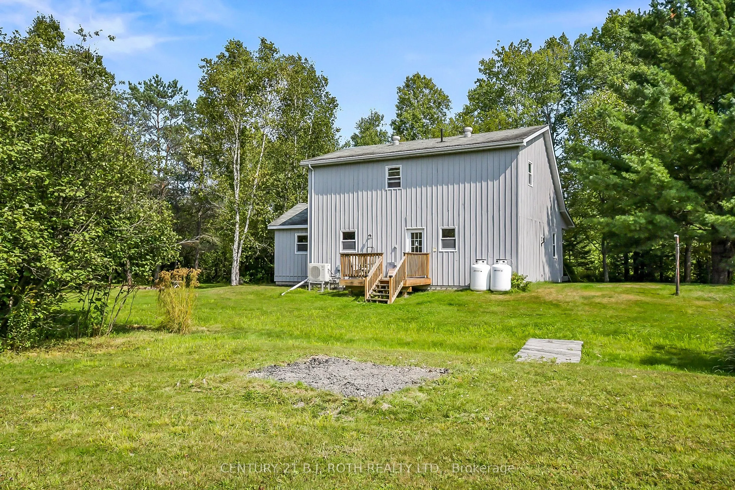 1048 Old North Road N
